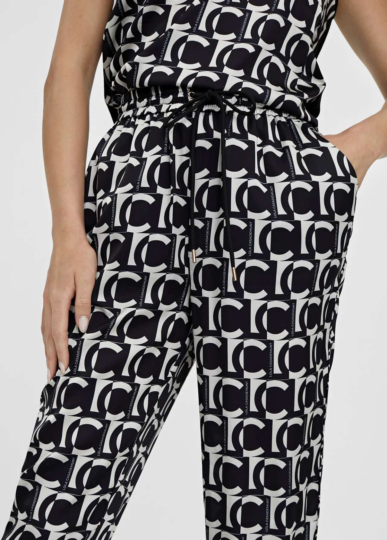 pantaln_jogging_monograma_4.webp Lola Casademunt Pantalones<Pantalón jogging monograma BLANCO-NEGRO