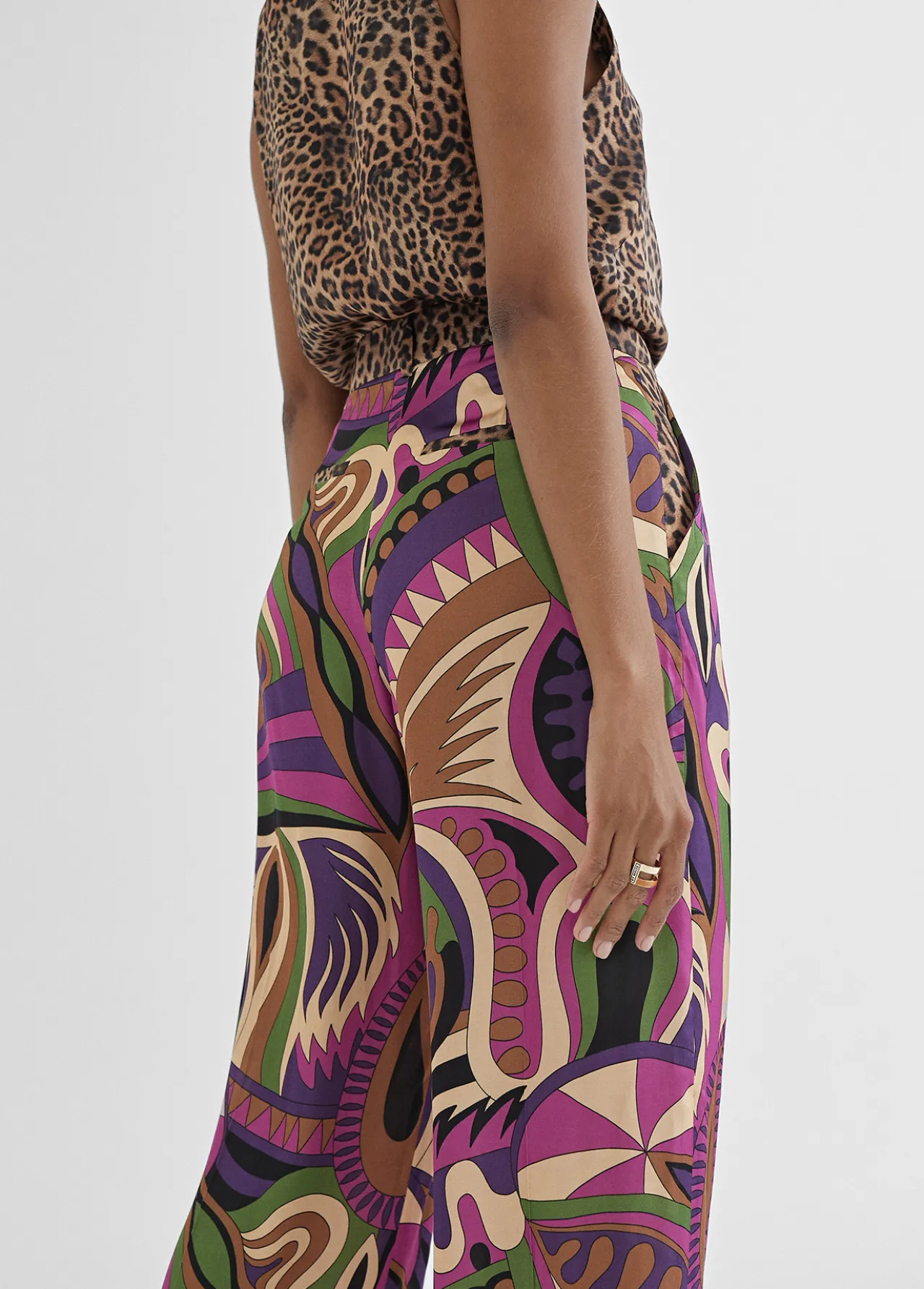 pantaln_palazzo_fluido_3.webp Lola Casademunt Pantalones<Pantalón palazzo fluido LILA-NEGRO