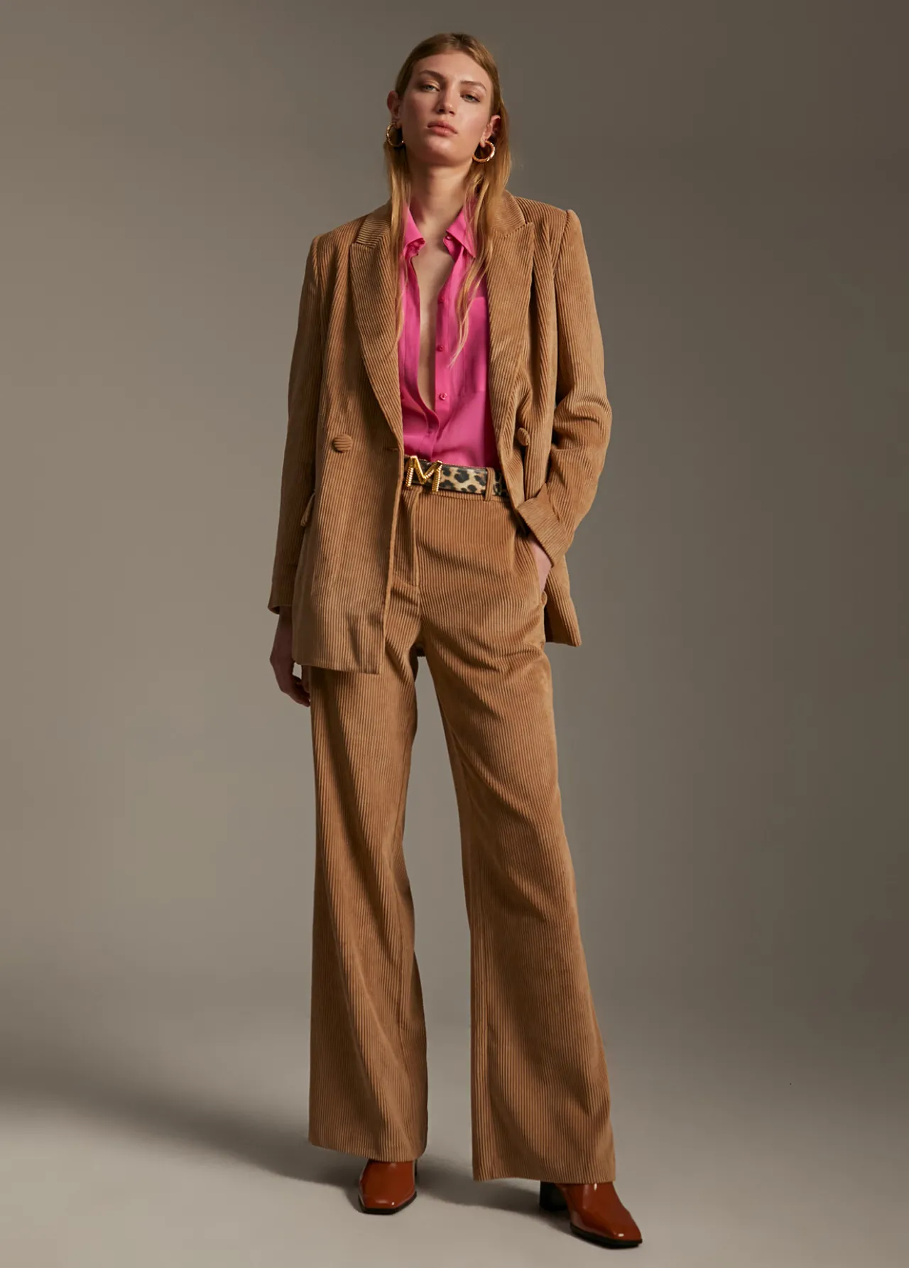pantaln_pana_wideleg_0.webp Lola Casademunt Pantalones<Pantalón pana wideleg CAMEL