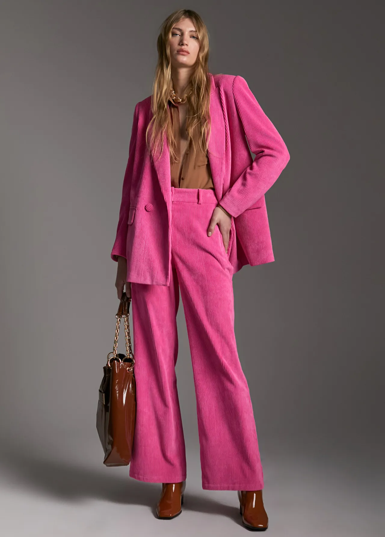 pantaln_pana_wideleg_1-1.webp Lola Casademunt Pantalones<Pantalón pana wideleg CAMEL