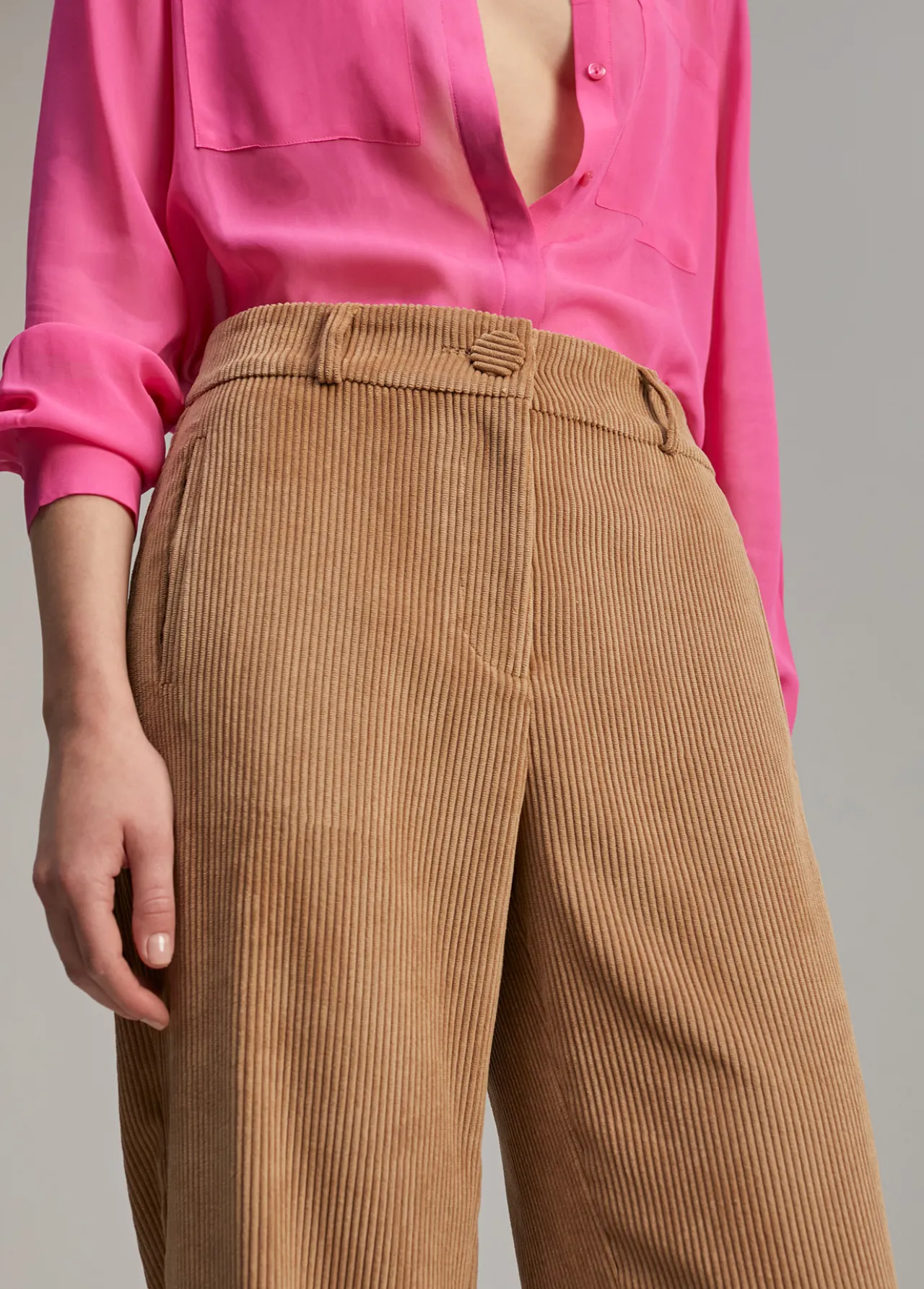 pantaln_pana_wideleg_2.webp Lola Casademunt Pantalones<Pantalón pana wideleg CAMEL