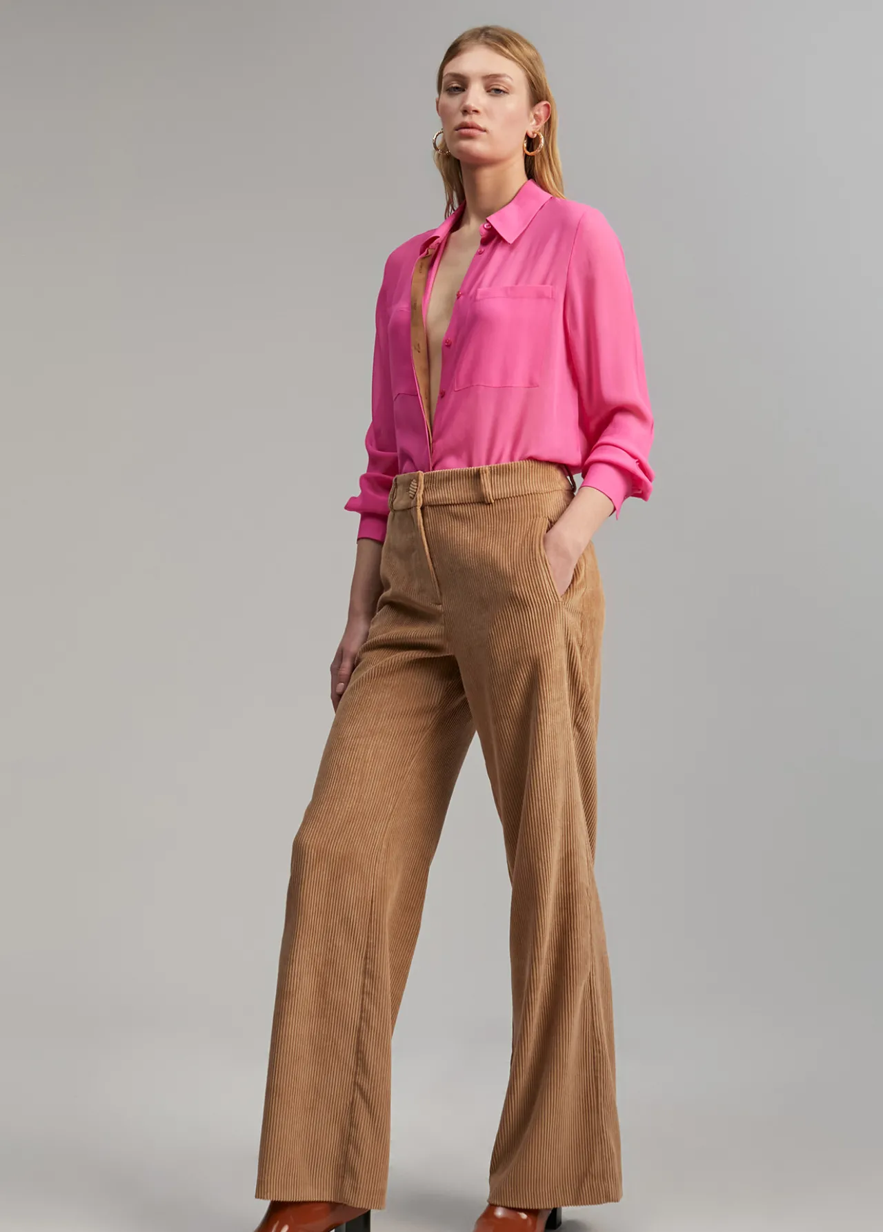 pantaln_pana_wideleg_3.webp Lola Casademunt Pantalones<Pantalón pana wideleg CAMEL