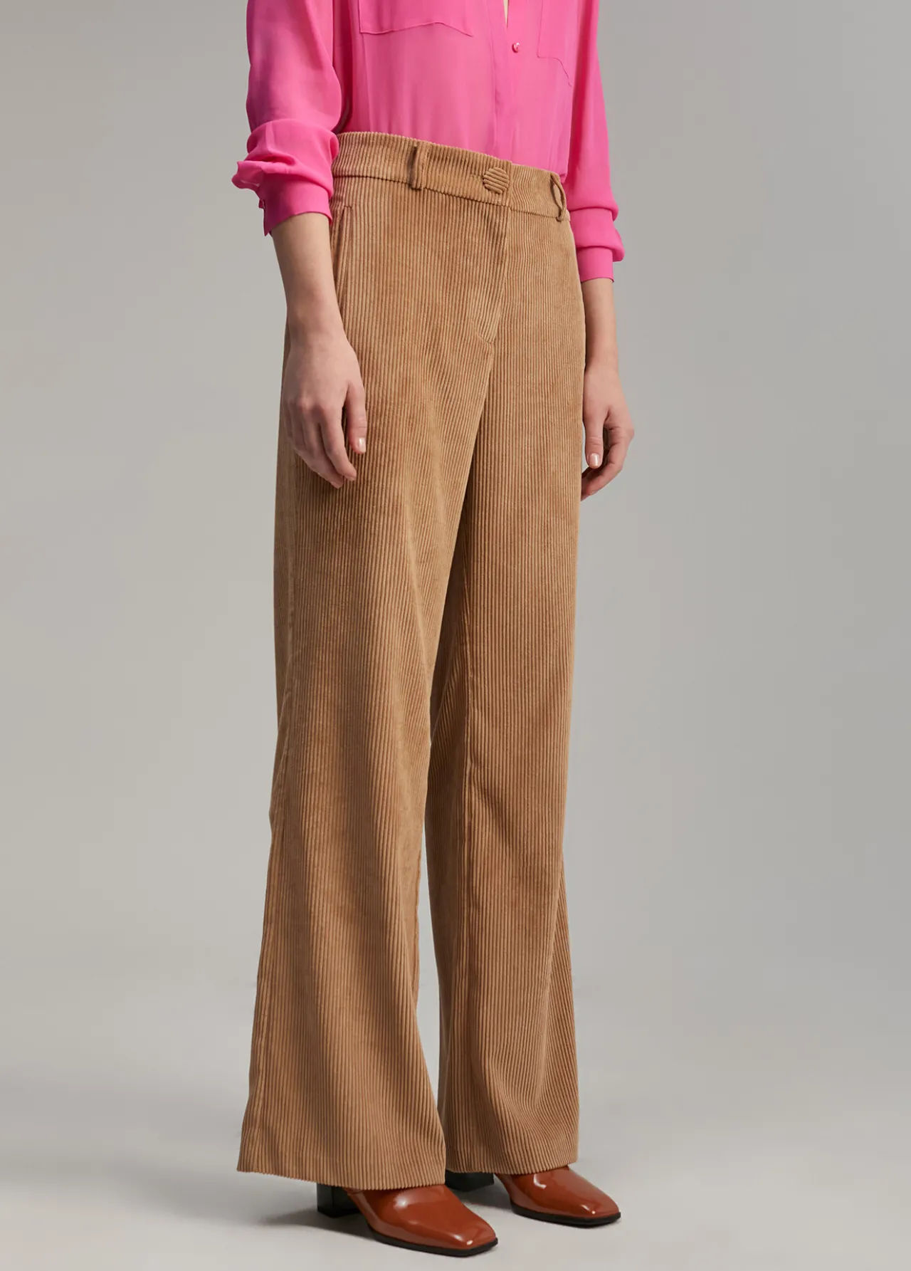 pantaln_pana_wideleg_4.webp Lola Casademunt Pantalones<Pantalón pana wideleg CAMEL