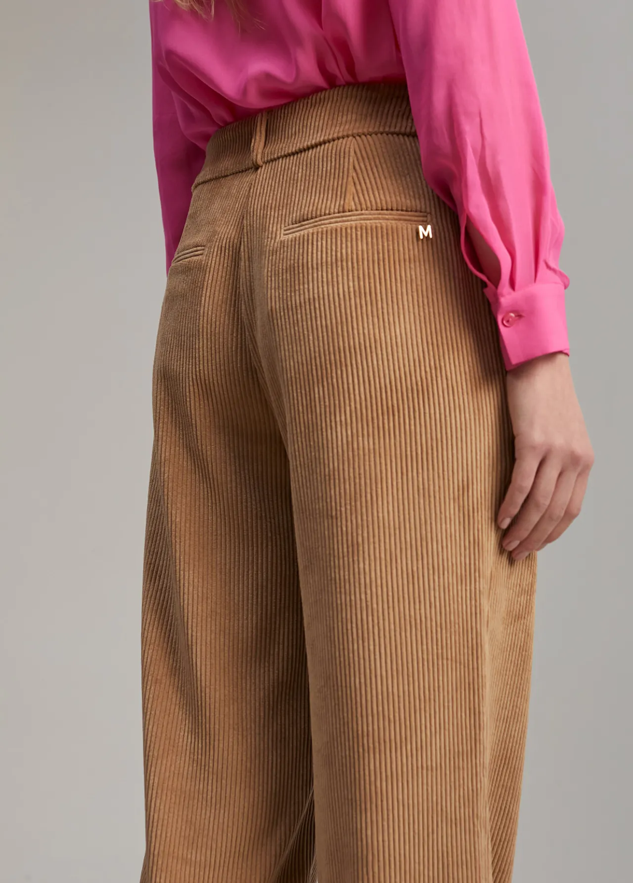 pantaln_pana_wideleg_5.webp Lola Casademunt Pantalones<Pantalón pana wideleg CAMEL