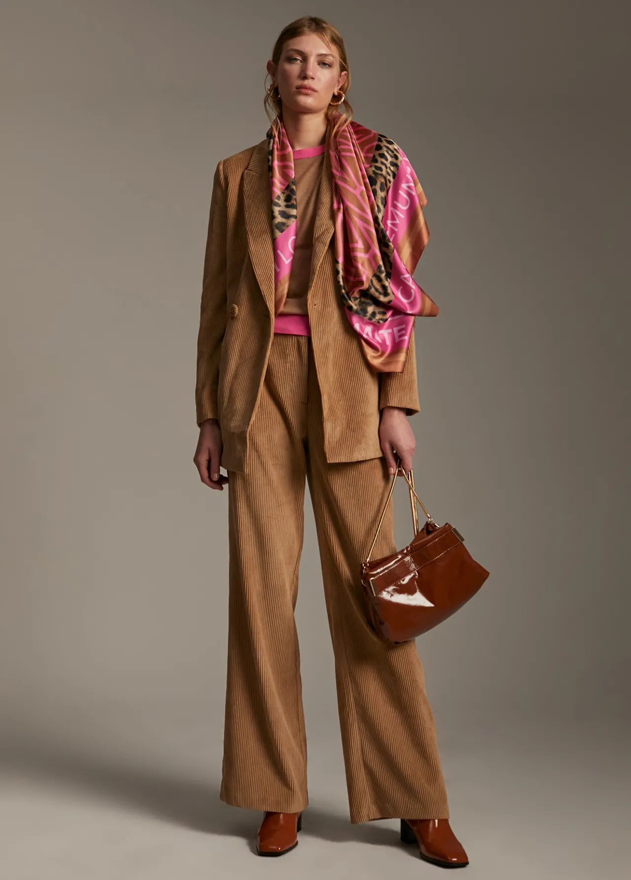pantaln_pana_wideleg_6.webp Lola Casademunt Pantalones<Pantalón pana wideleg CAMEL