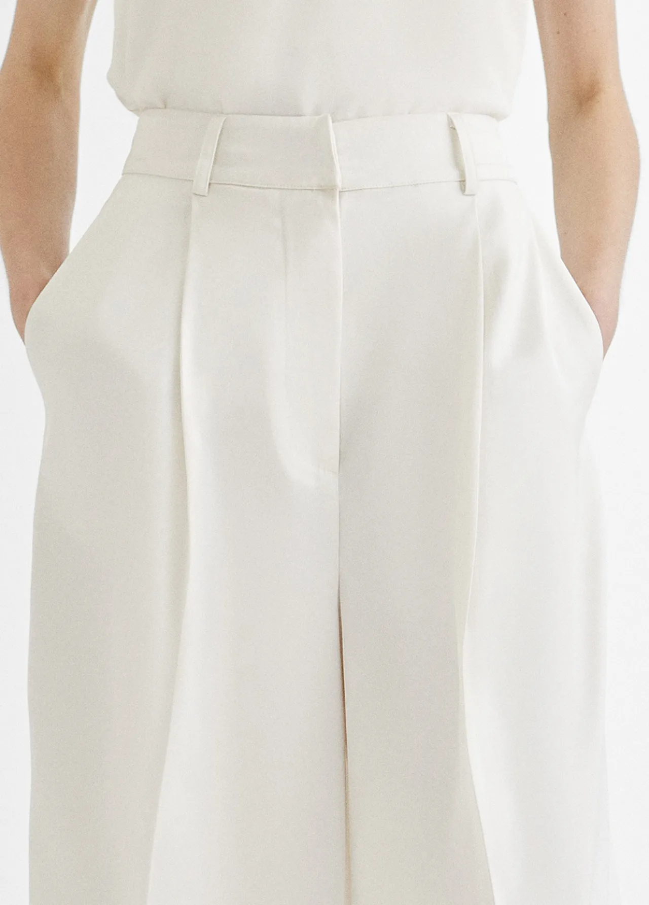 pantaln_pinzas_fluido_1.webp Lola Casademunt Pantalones<Pantalón pinzas fluido CRUDO