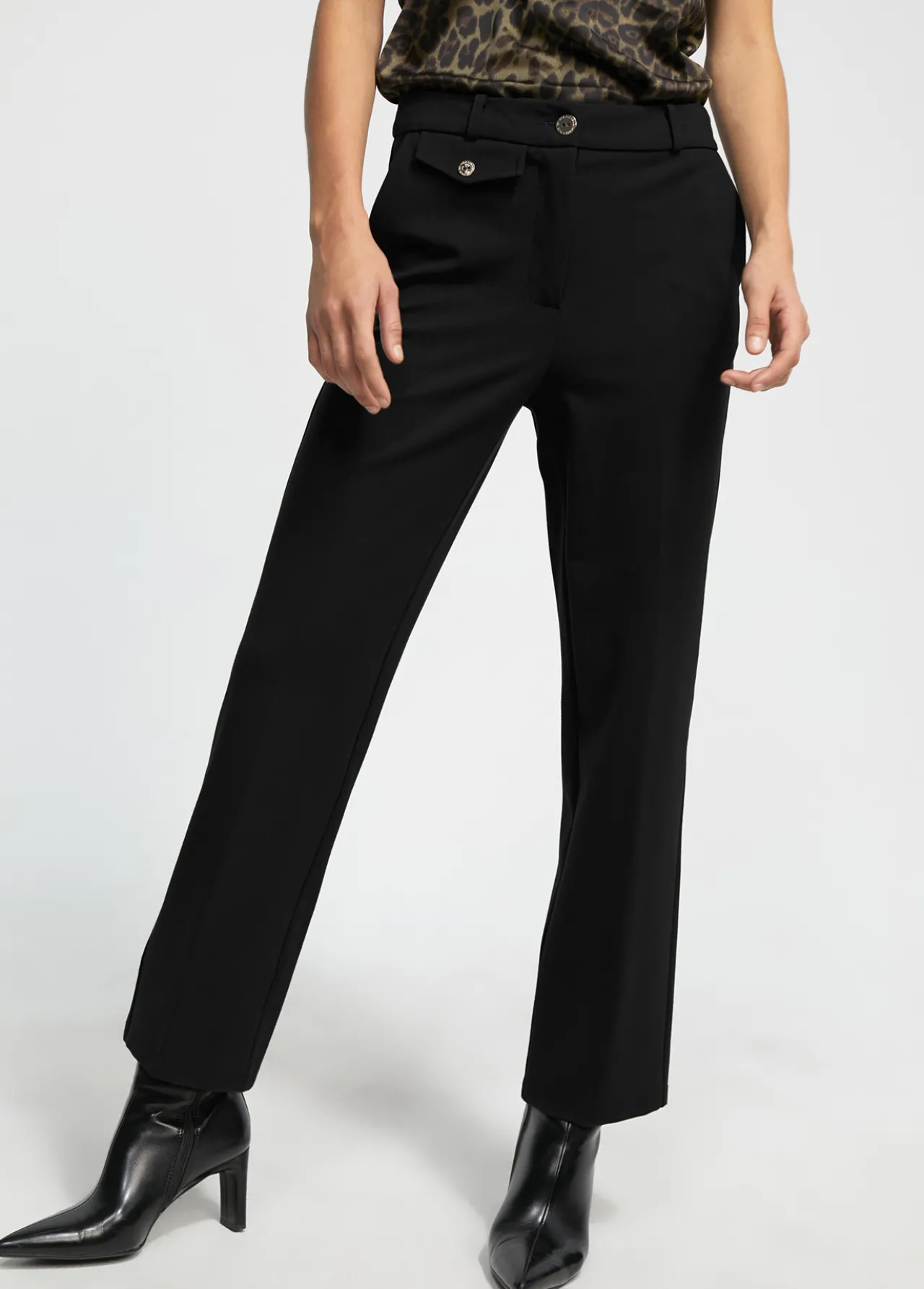 pantaln_punto_roma_2.webp Lola Casademunt Pantalones<Pantalón punto roma KAKI