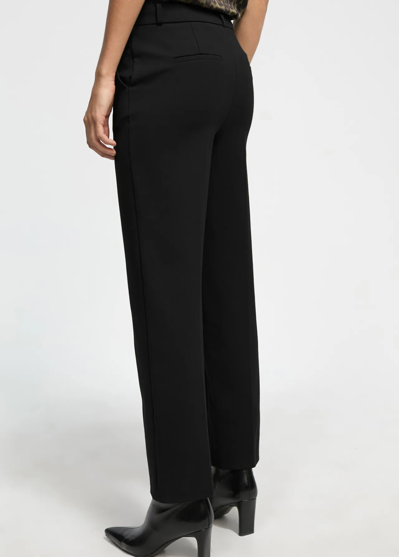 pantaln_punto_roma_3.webp Lola Casademunt Pantalones<Pantalón punto roma KAKI
