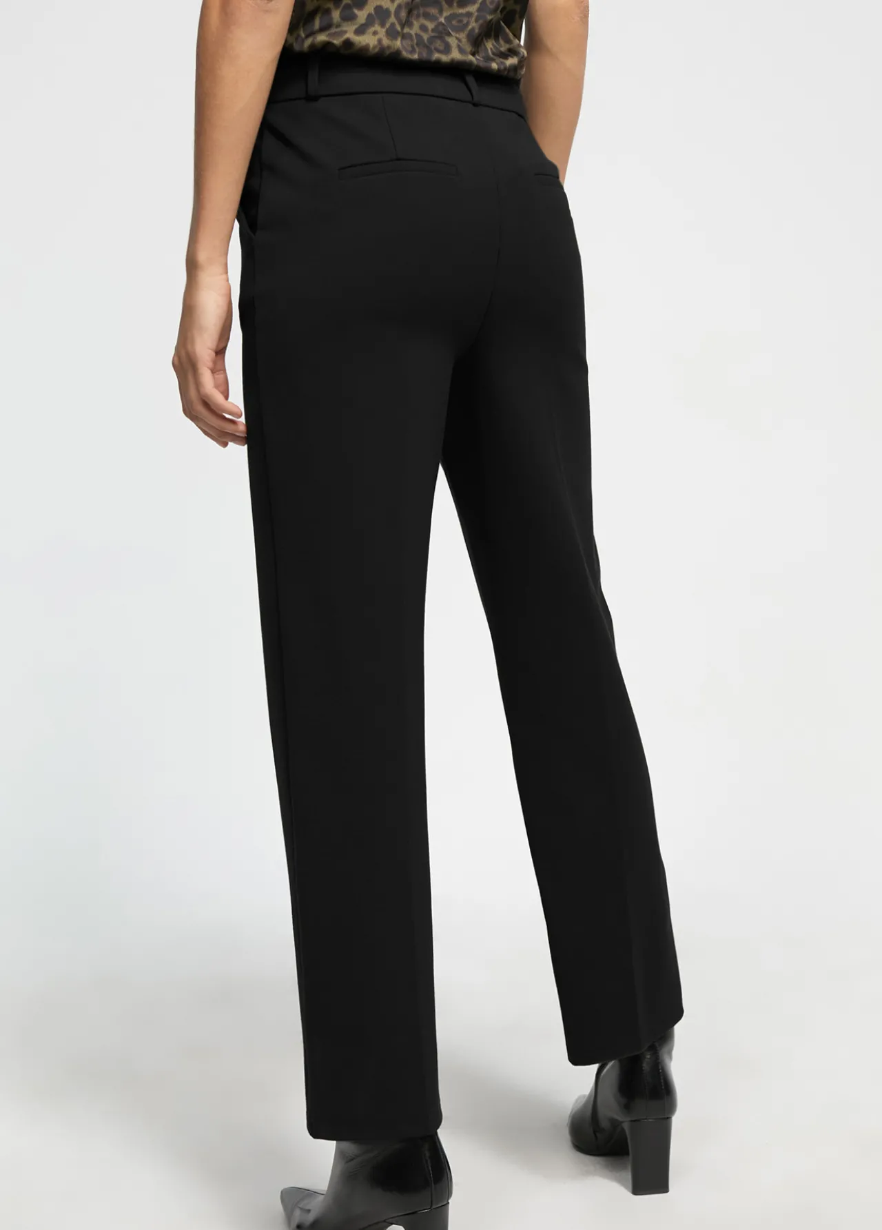 pantaln_punto_roma_4.webp Lola Casademunt Pantalones<Pantalón punto roma KAKI