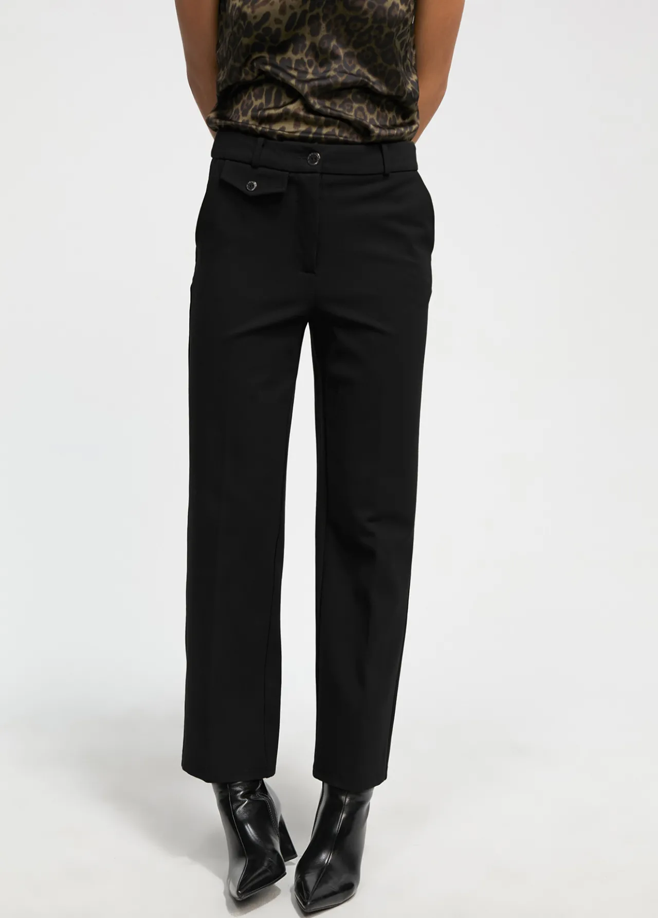 pantaln_punto_roma_5.webp Lola Casademunt Pantalones<Pantalón punto roma KAKI
