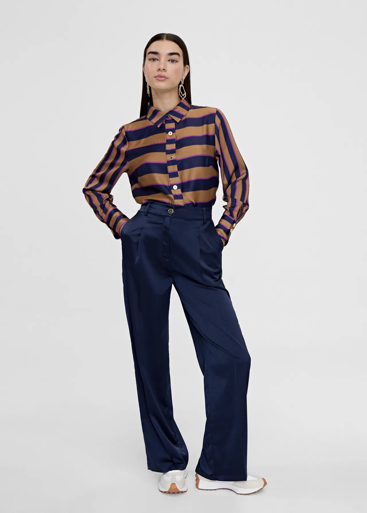 pantaln_recto_con_bolsillos_0.webp Lola Casademunt Pantalones<Pantalón recto con bolsillos NAVY