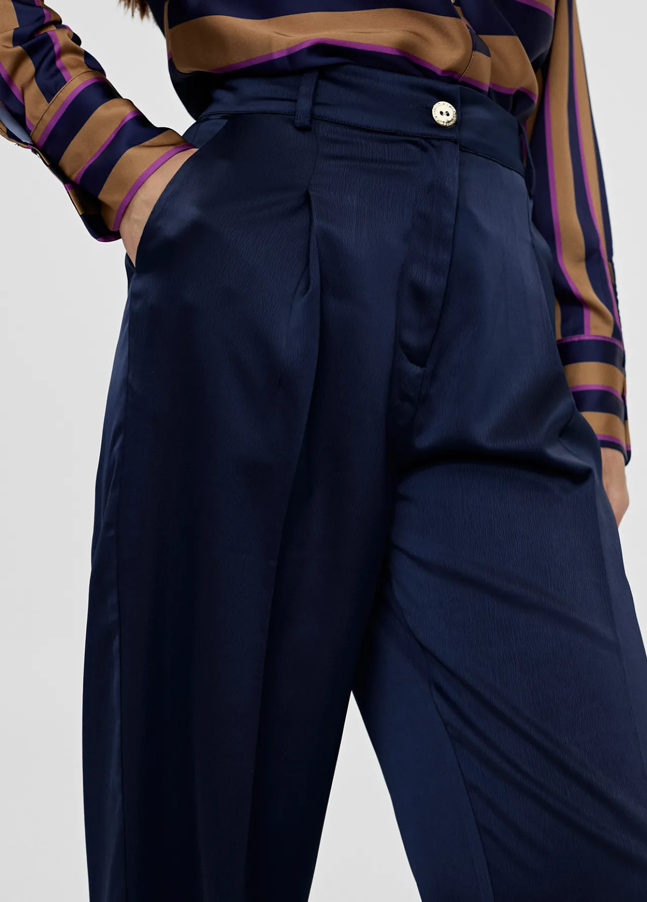pantaln_recto_con_bolsillos_4.webp Lola Casademunt Pantalones<Pantalón recto con bolsillos NAVY