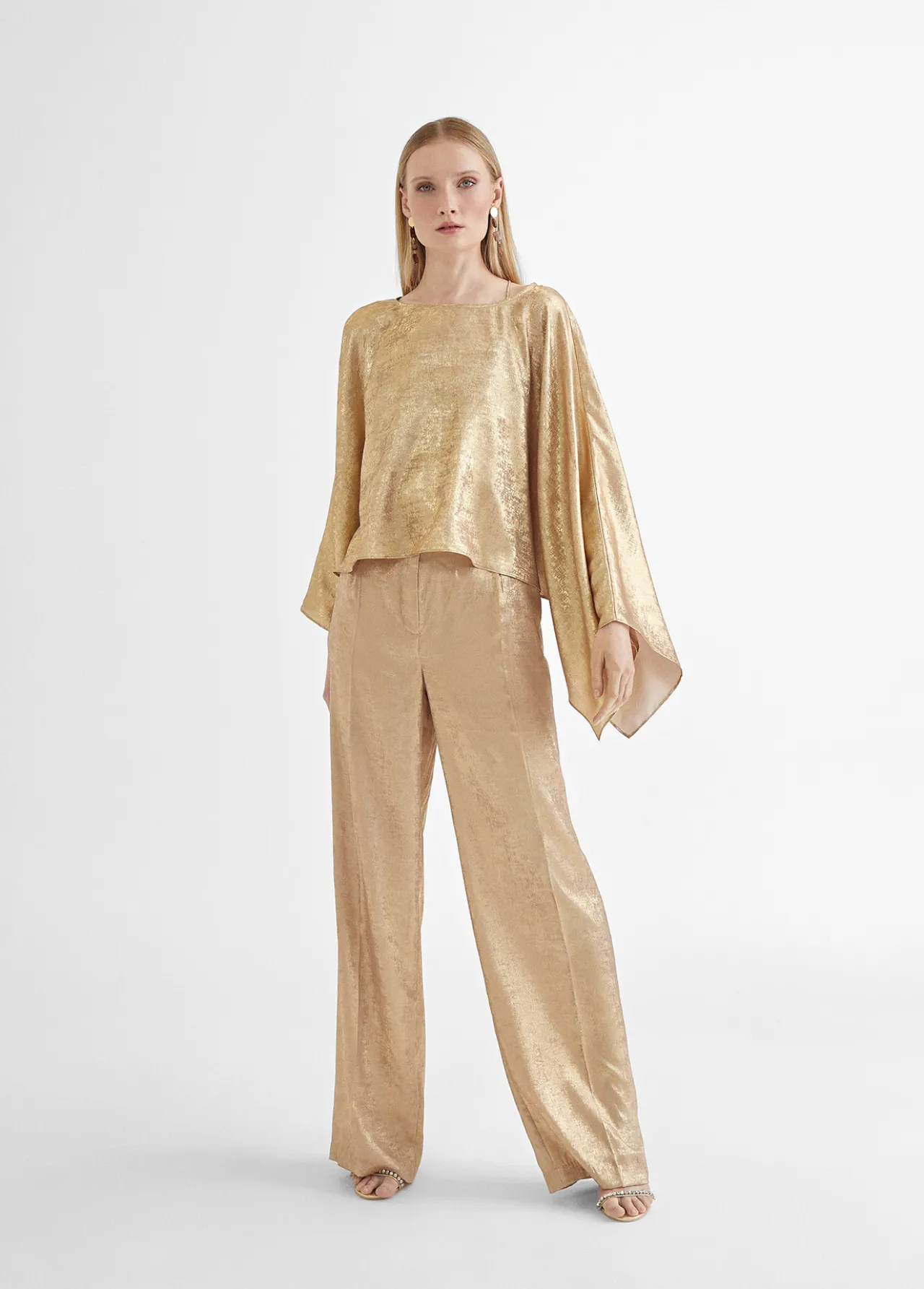 pantaln_recto_dorado_y_tornasolado_2.webp Lola Casademunt Pantalones<Pantalón recto dorado y tornasolado ROSA