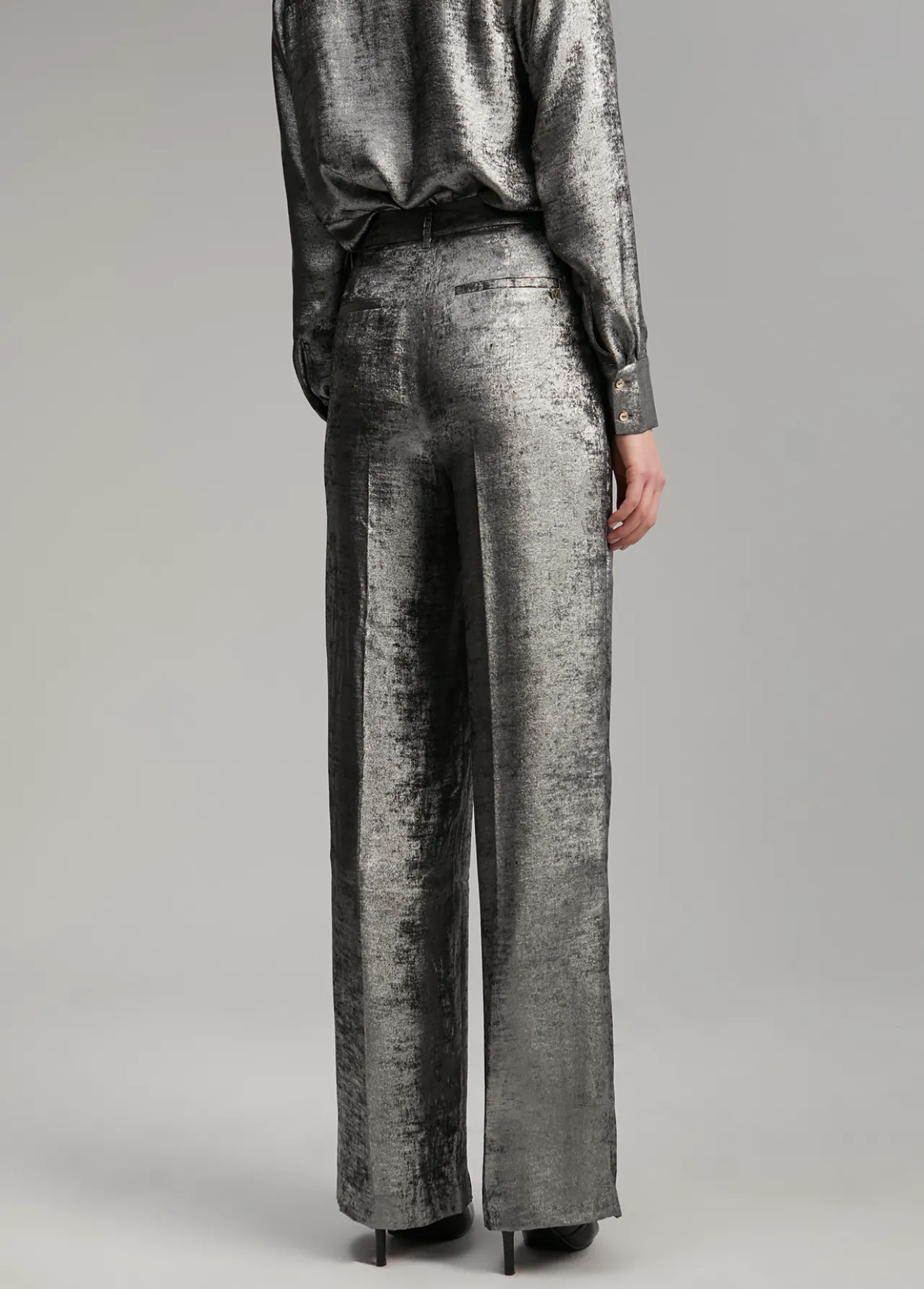 pantaln_recto_laminado_3.webp Lola Casademunt Pantalones<Pantalón recto laminado PLATEADO