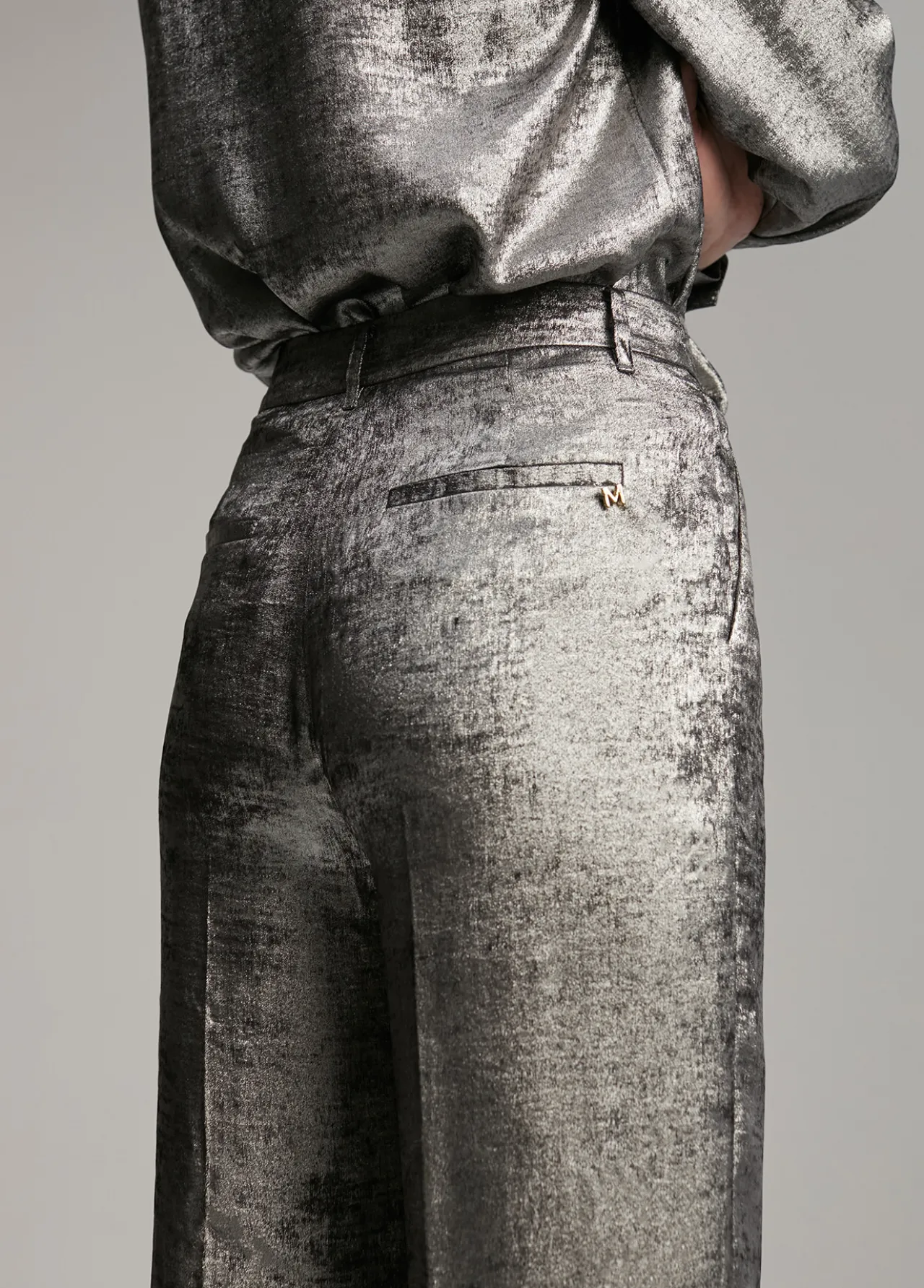 pantaln_recto_laminado_4.webp Lola Casademunt Pantalones<Pantalón recto laminado PLATEADO