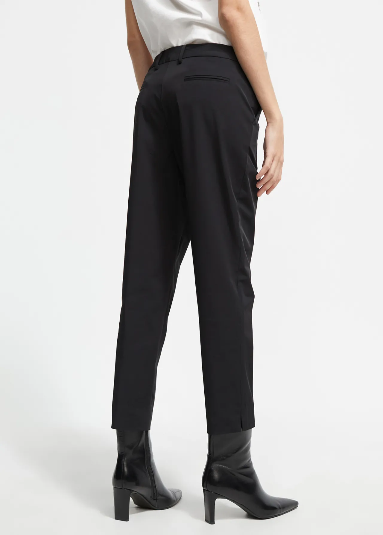 pantaln_tcnico_2.webp Lola Casademunt Pantalones<Pantalón técnico NEGRO