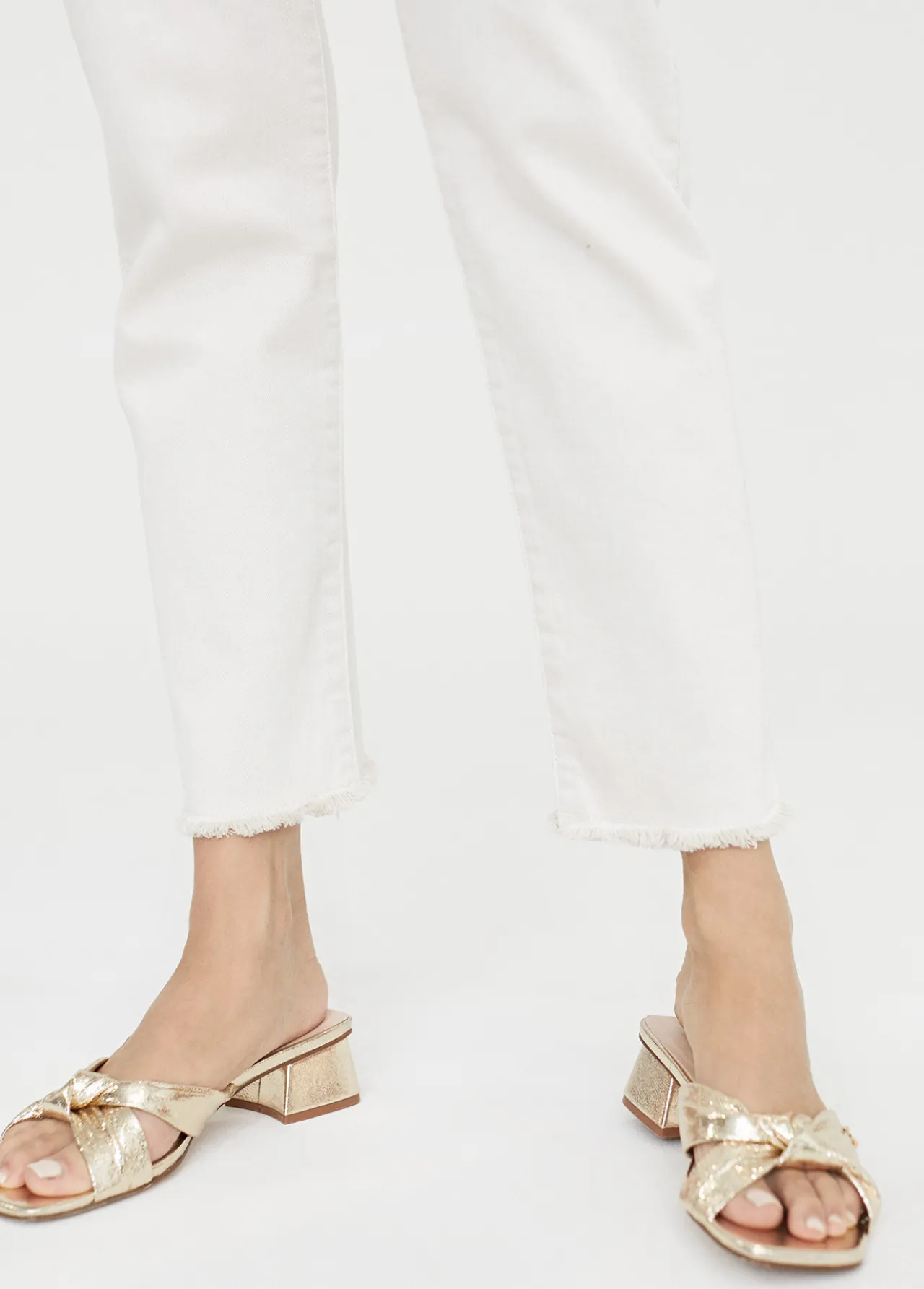 pantaln_tejano_con_botones_3.webp Lola Casademunt Pantalones<Pantalón tejano con botones CRUDO