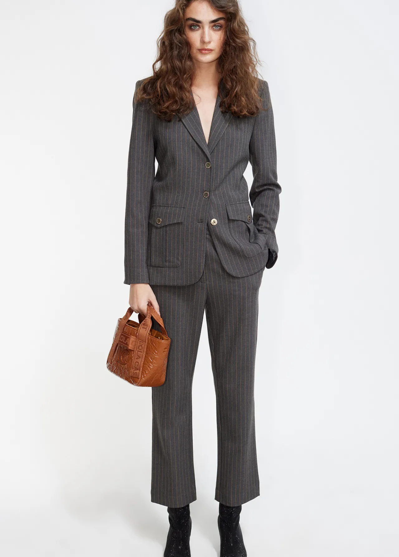 pantaln_traje_raya_diplomtica_0.webp Lola Casademunt Pantalones<Pantalón traje raya diplomática GRIS-MARRON