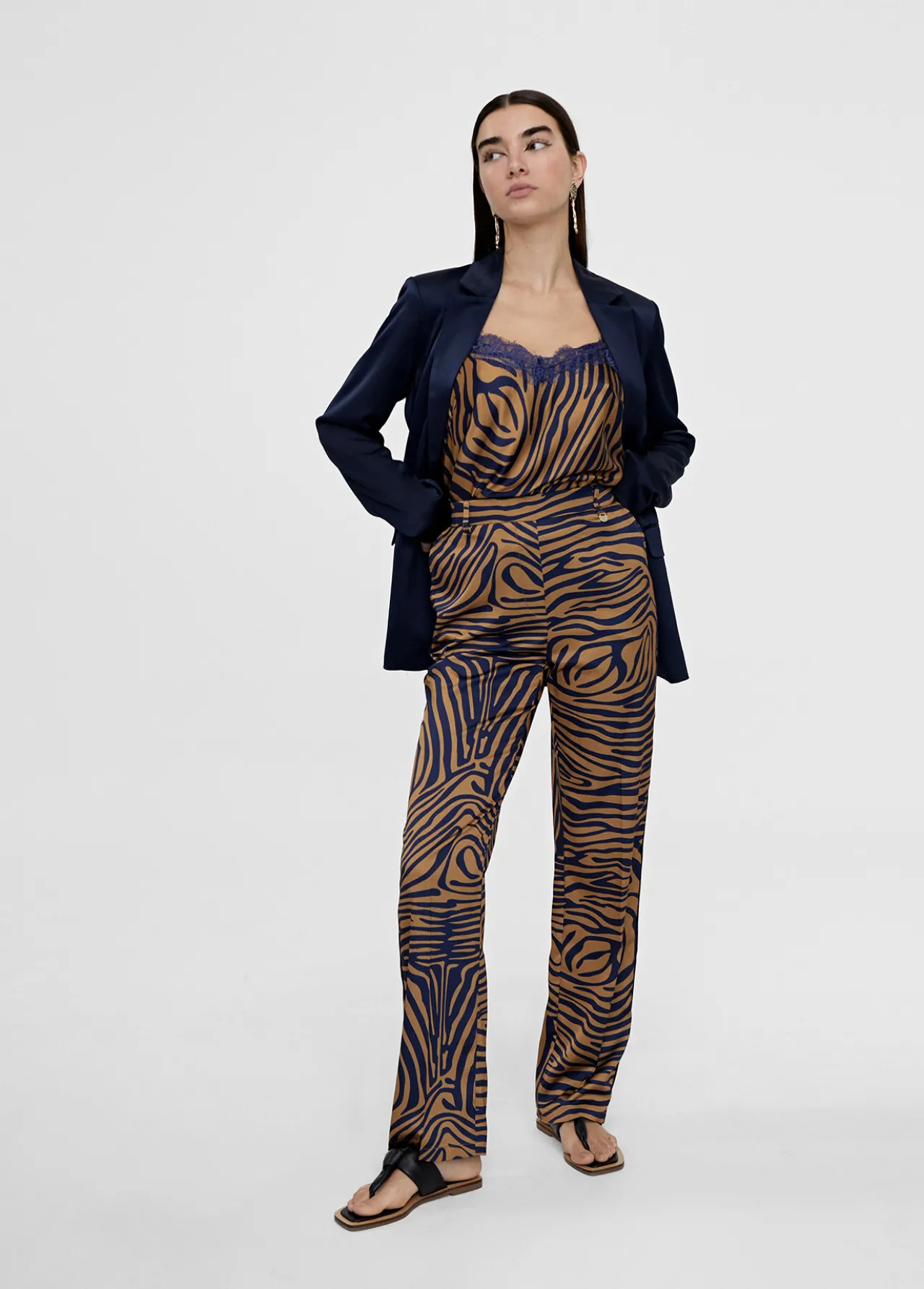 pantalon_recto_estampado_animal_0.webp Lola Casademunt Pantalones<Pantalon recto estampado animal MARRON-AZUL