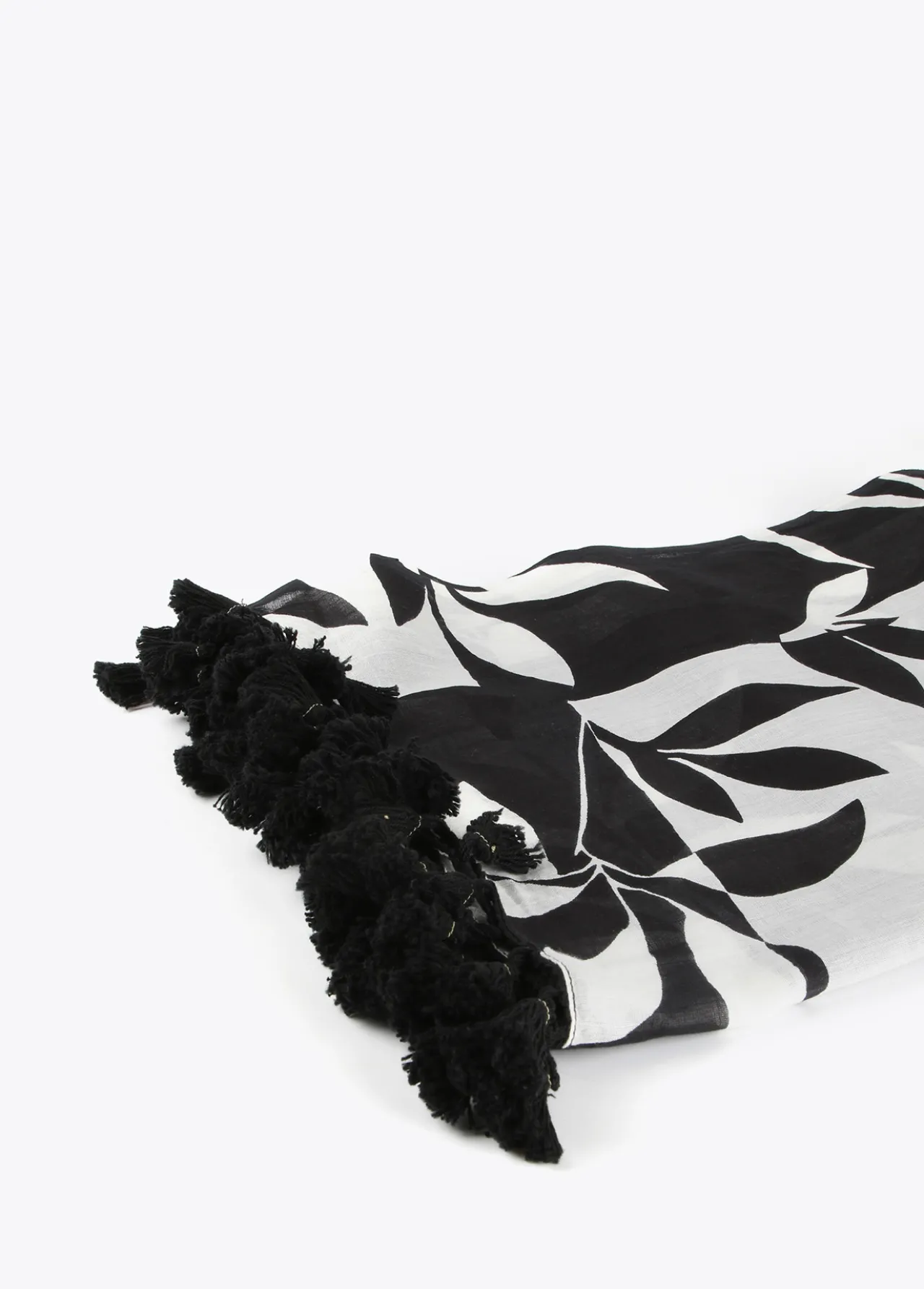 pareo_blanco_y_negro_3.webp Lola Casademunt Accesorios | Baño<Pareo blanco y negro. BLANCO-NEGRO