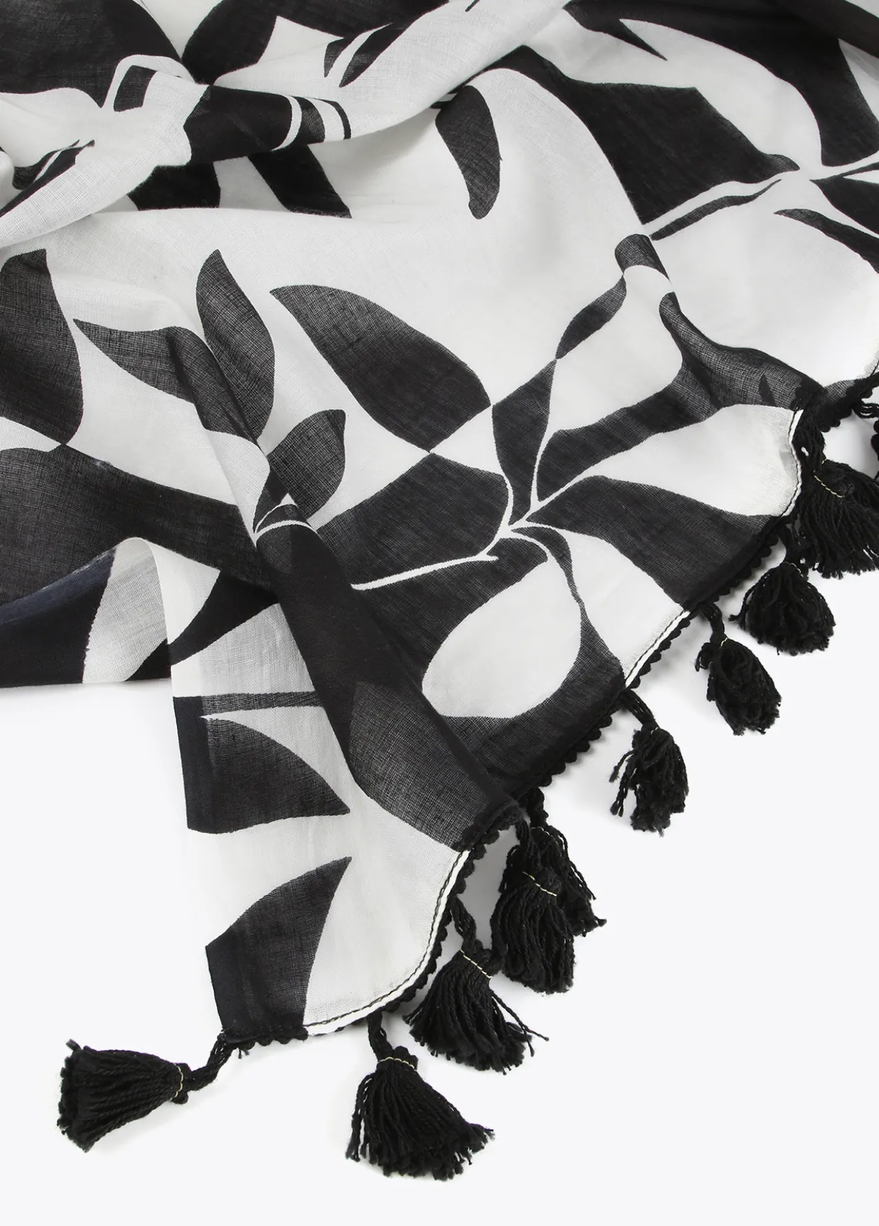 pareo_blanco_y_negro_4.webp Lola Casademunt Accesorios | Baño<Pareo blanco y negro. BLANCO-NEGRO