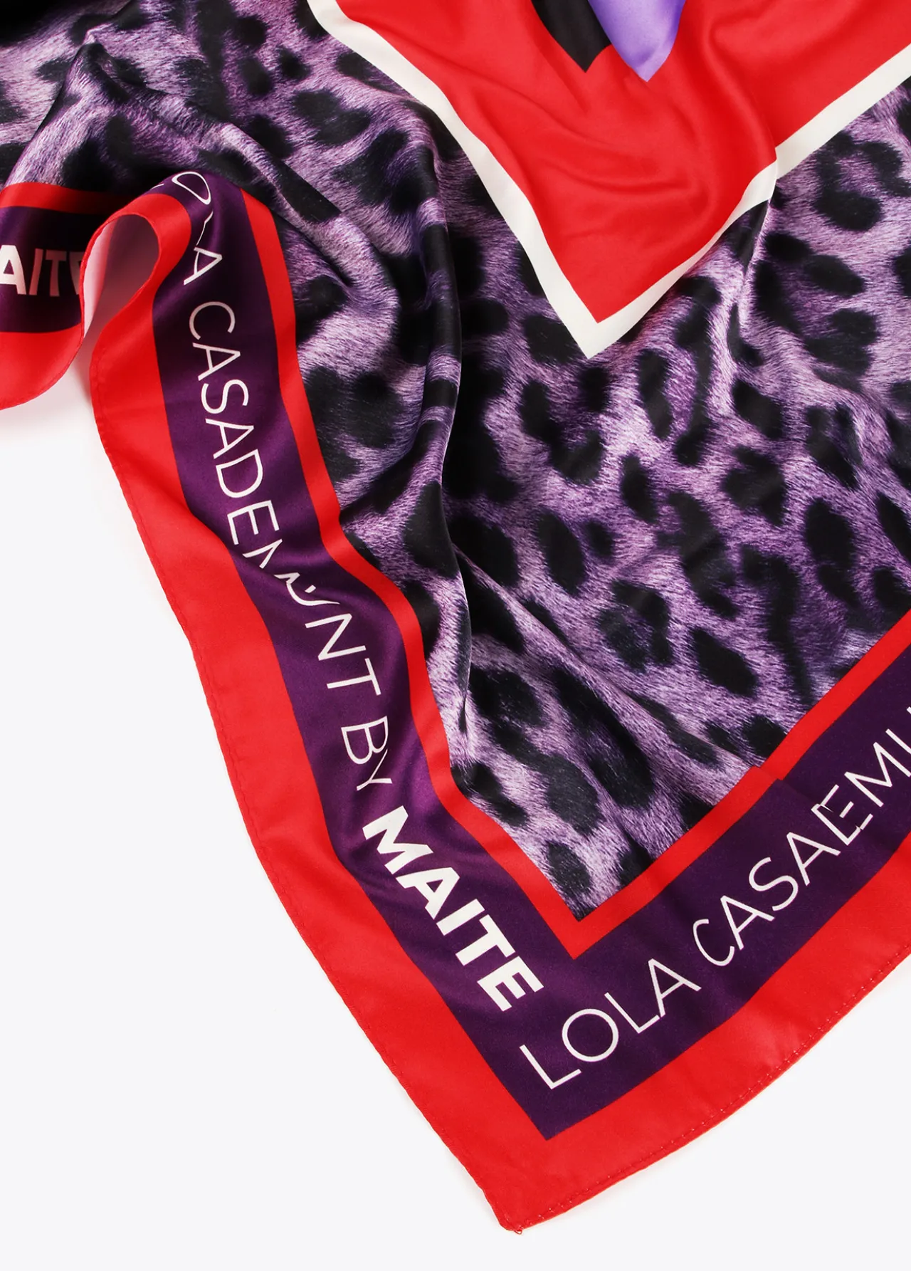 pauelo_animal_leopardo_lilas_2.webp Lola Casademunt Accesorios<Pañuelo animal leopardo lilas LILA-ROJO