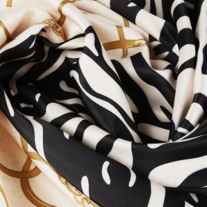 Lola Casademunt Animal Print | Bufandas Y Pañuelos<Pañuelo satinado animal y corazones NEGRO-CRUDO