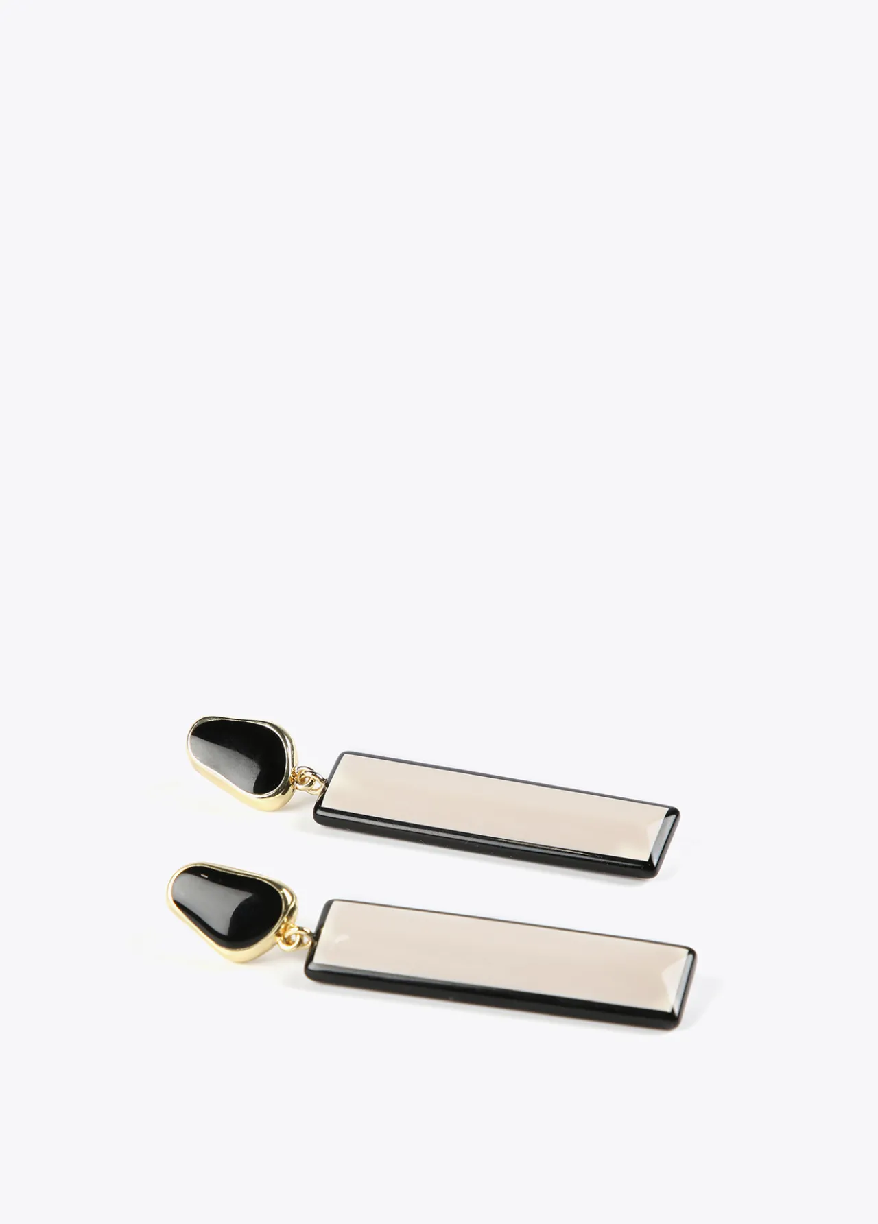 pendientes_blanco_y_negro_2.webp Lola Casademunt Bisuteria<Pendientes blanco y negro BLANCO-NEGRO