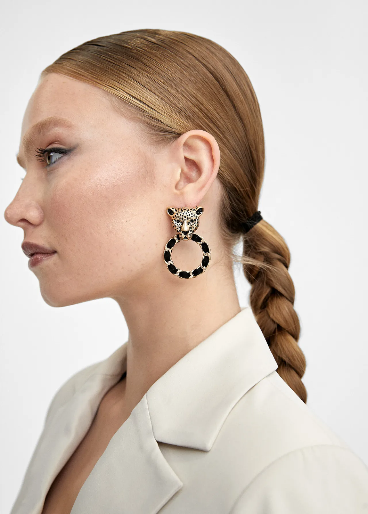 pendientes_cara_leopardo_y_aro_5.webp Lola Casademunt Bisuteria<Pendientes cara leopardo y aro DORADO