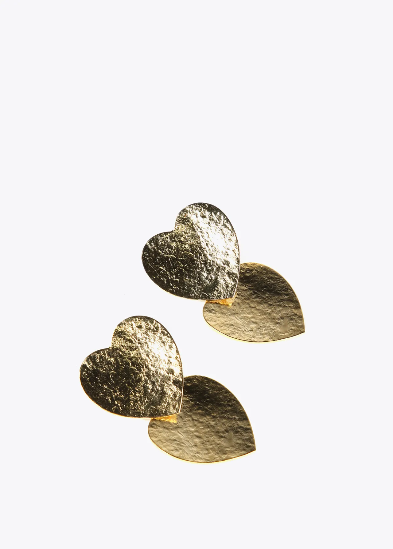 pendientes_con_corazones_0.webp Lola Casademunt Bisuteria<Pendientes con corazones DORADO
