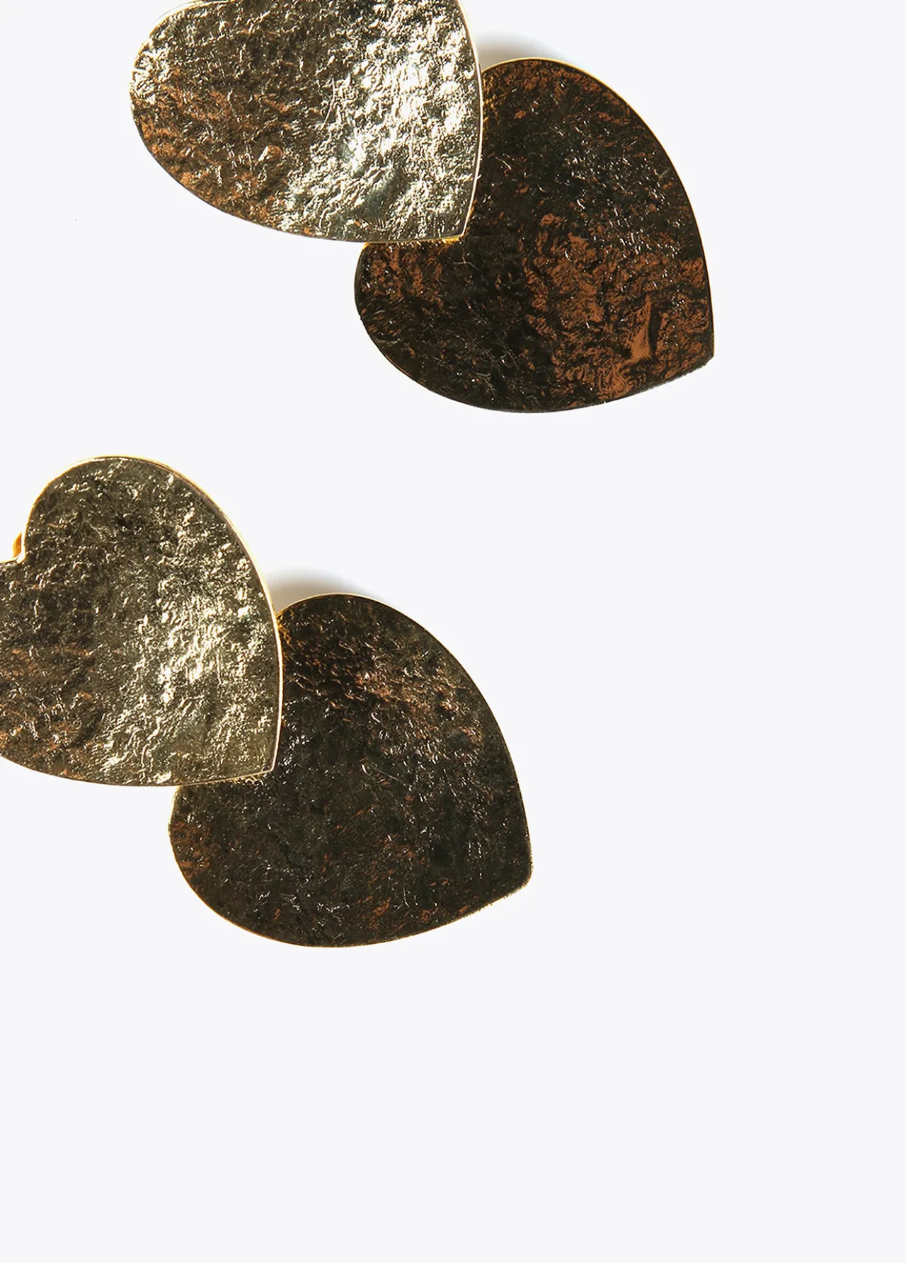pendientes_con_corazones_1.webp Lola Casademunt Bisuteria<Pendientes con corazones DORADO