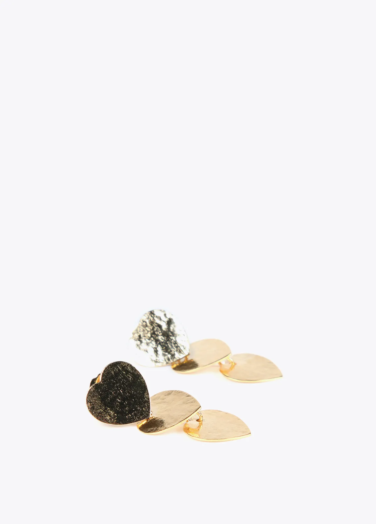 pendientes_con_corazones_3-1.webp Lola Casademunt Bisuteria<Pendientes con corazones DORADO