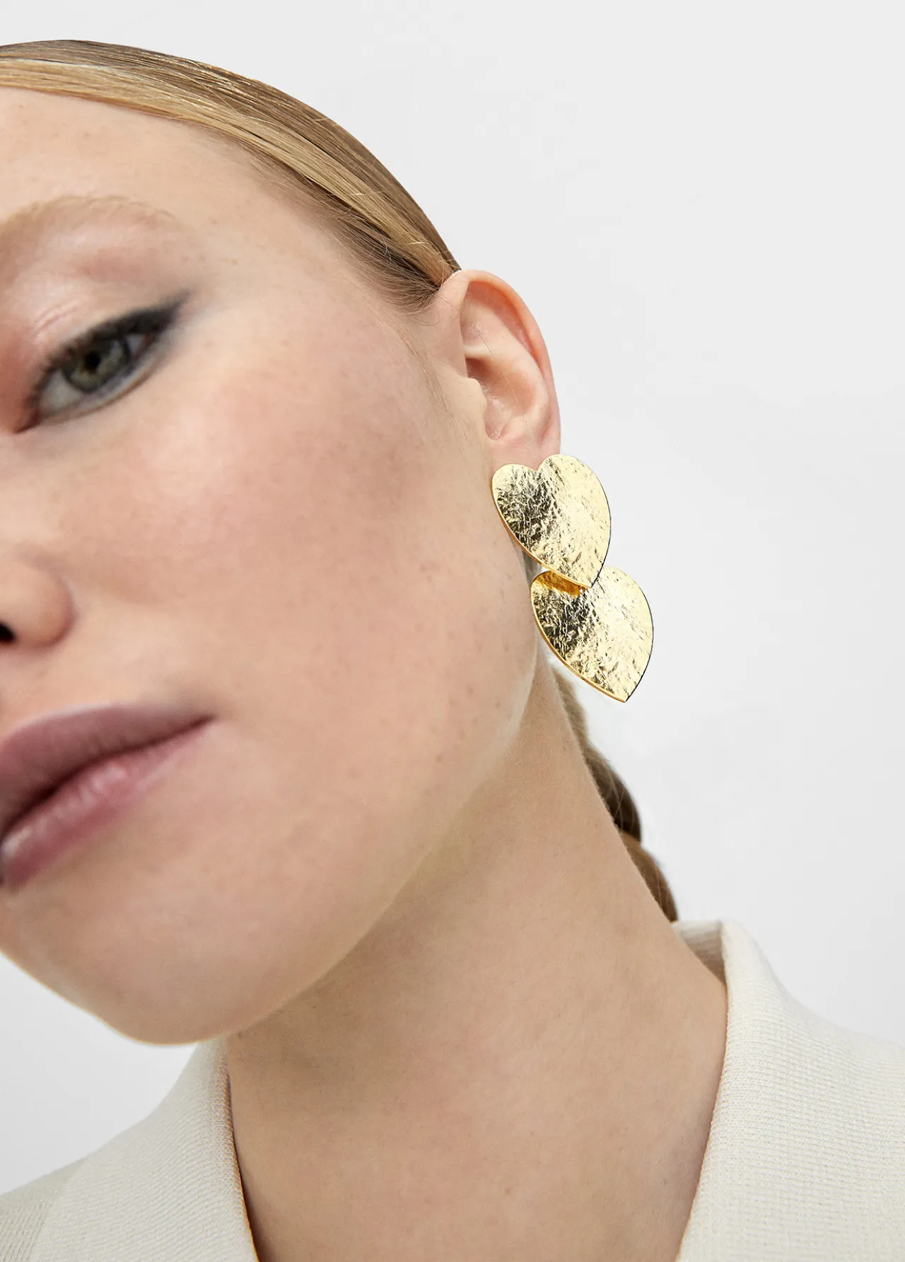 pendientes_con_corazones_4.webp Lola Casademunt Bisuteria<Pendientes con corazones DORADO