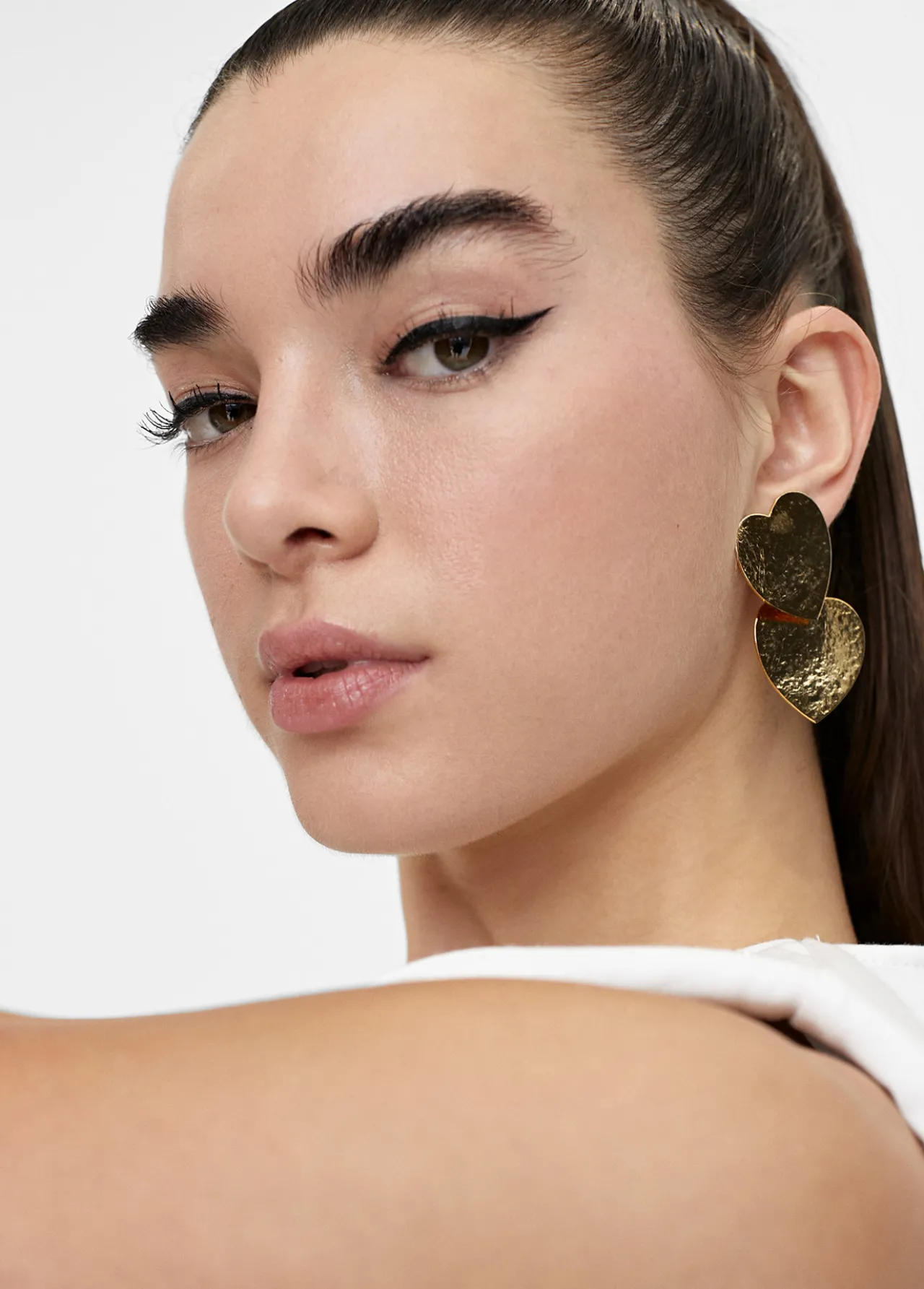 pendientes_con_corazones_5.webp Lola Casademunt Bisuteria<Pendientes con corazones DORADO