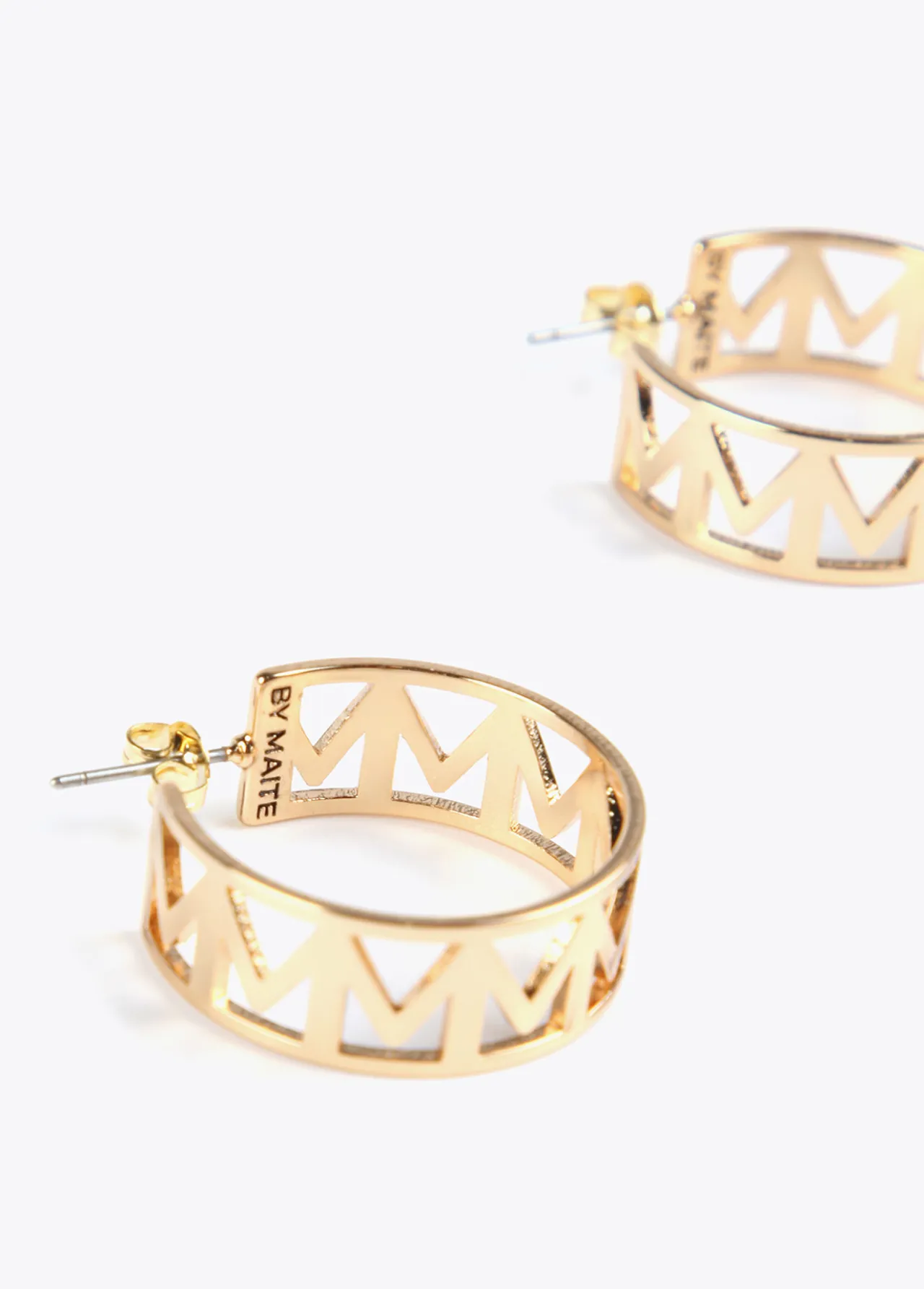 pendientes_de_aro_con_letras_0.webp Lola Casademunt Bisuteria<Pendientes de aro con letras DORADO