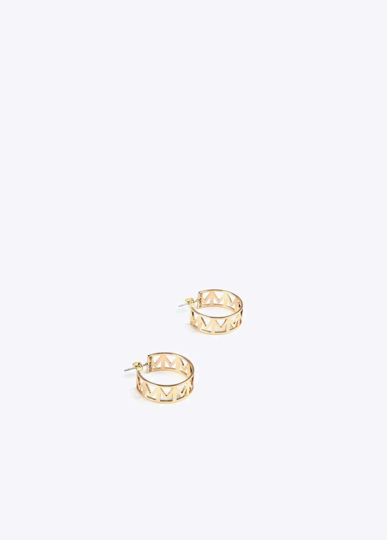 pendientes_de_aro_con_letras_1.webp Lola Casademunt Bisuteria<Pendientes de aro con letras DORADO