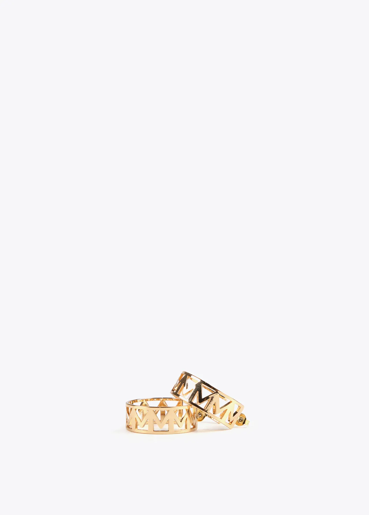 pendientes_de_aro_con_letras_2.webp Lola Casademunt Bisuteria<Pendientes de aro con letras DORADO