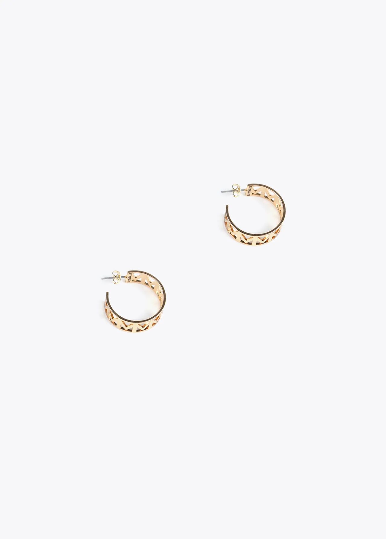 pendientes_de_aro_con_letras_3.webp Lola Casademunt Bisuteria<Pendientes de aro con letras DORADO