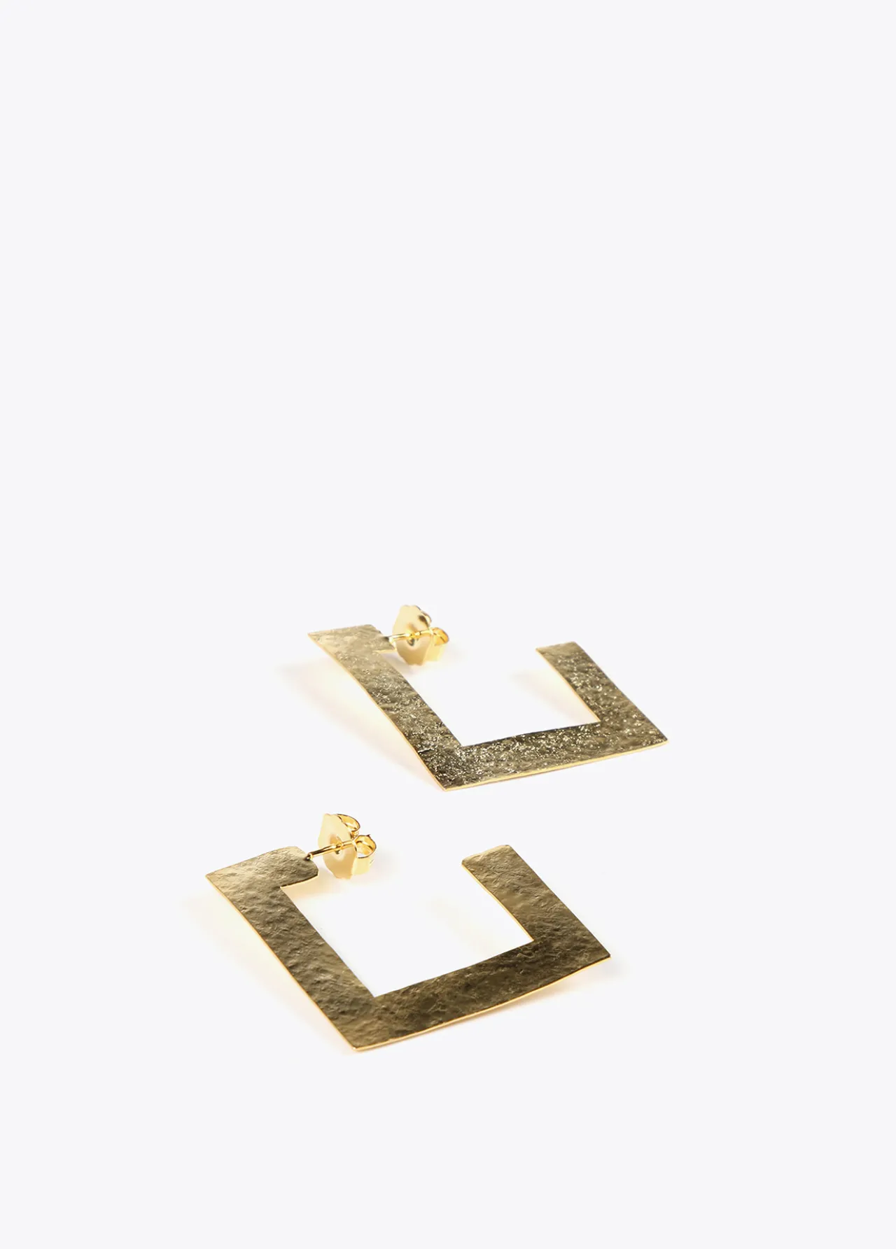 pendientes_dorados_de_aros_cuadrados_0.webp Lola Casademunt Bisuteria<Pendientes s de aros cuadrados DORADO