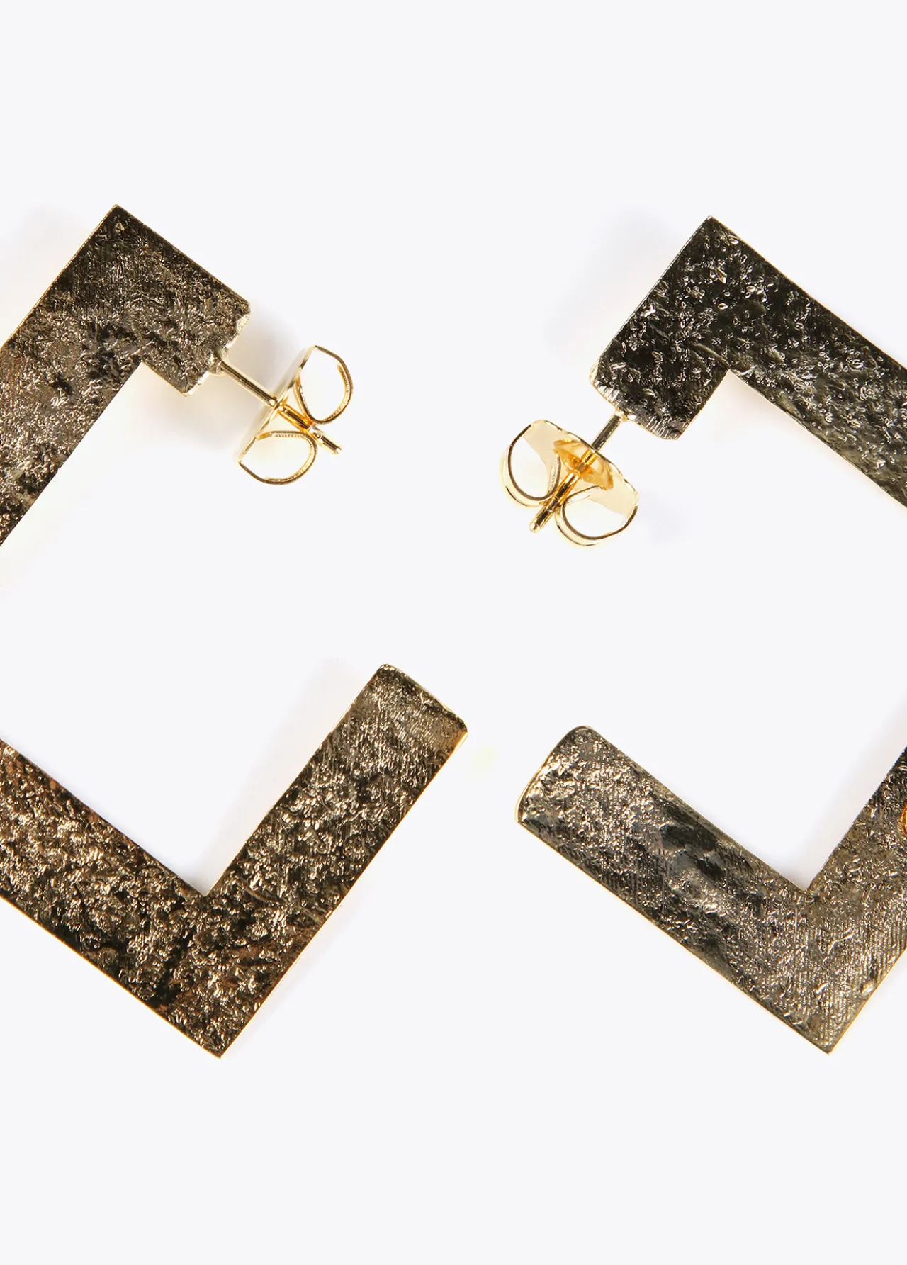 pendientes_dorados_de_aros_cuadrados_4.webp Lola Casademunt Bisuteria<Pendientes s de aros cuadrados DORADO