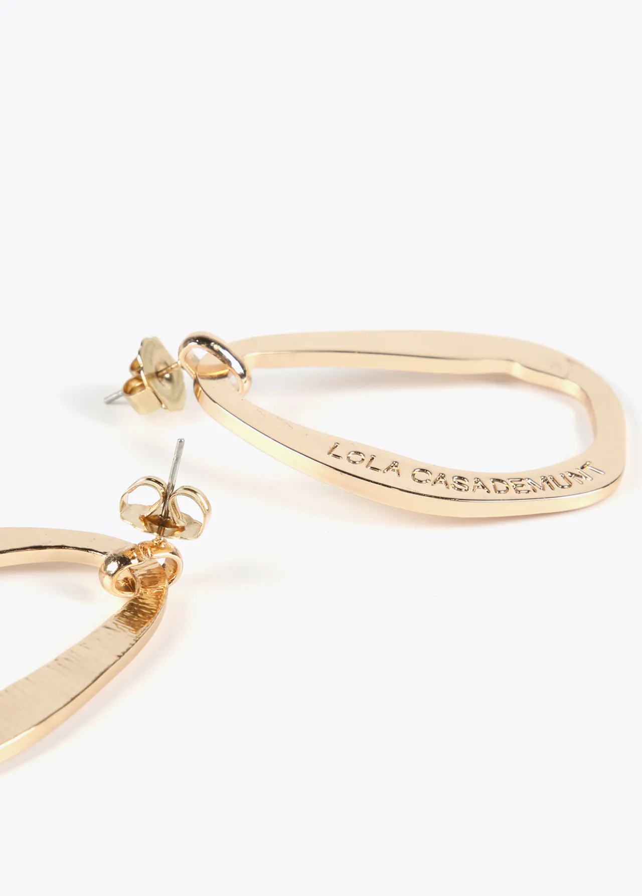 pendientes_valo_dorado_grande_3.webp Lola Casademunt Bisuteria<Pendientes óvalo grande DORADO