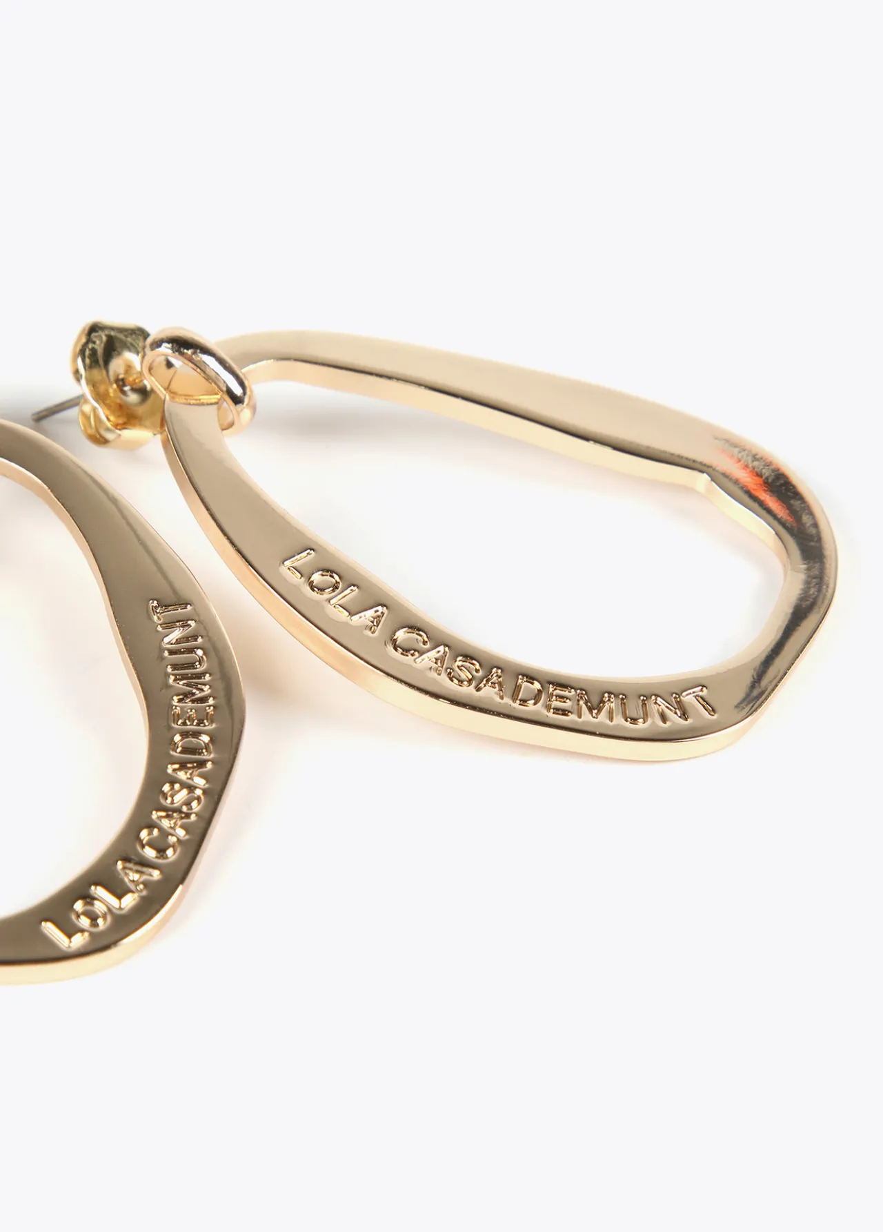 pendientes_valo_dorado_grande_4.webp Lola Casademunt Bisuteria<Pendientes óvalo grande DORADO
