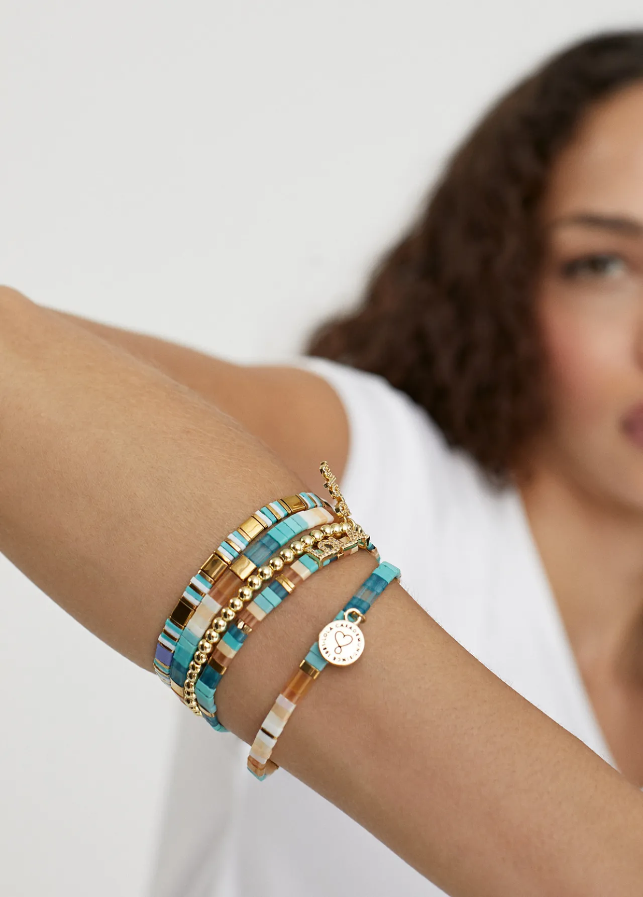 pulseras_elsticas_4.webp Lola Casademunt Bisuteria<Pulseras elásticas VERDE-AZUL