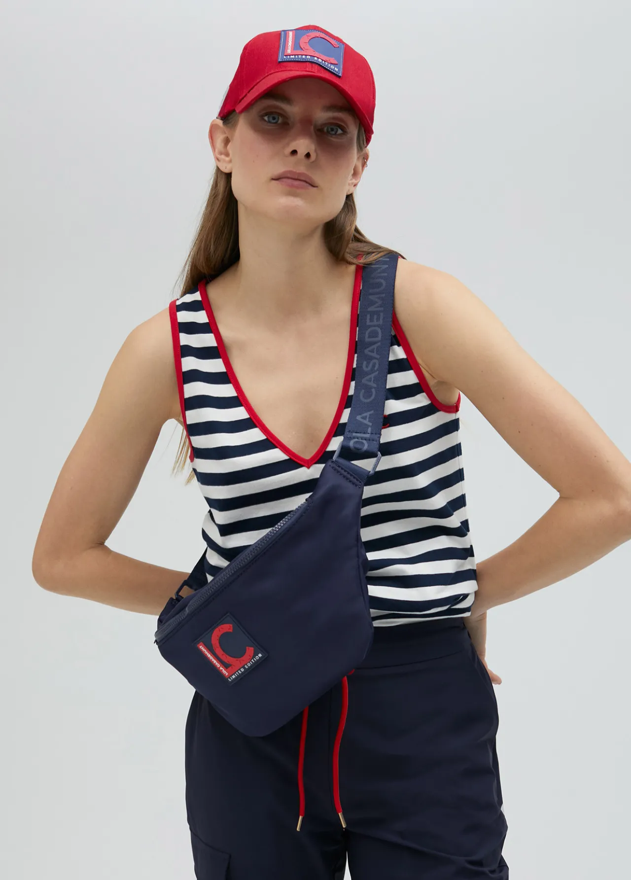 rionera_azul_marino_edicin_limitada__lola_casademunt_1.webp Lola Casademunt Mochilas Y Riñoneras | Bolsos Pequeños<Riñonera azul marino edición limitada - Lola Casademunt NAVY