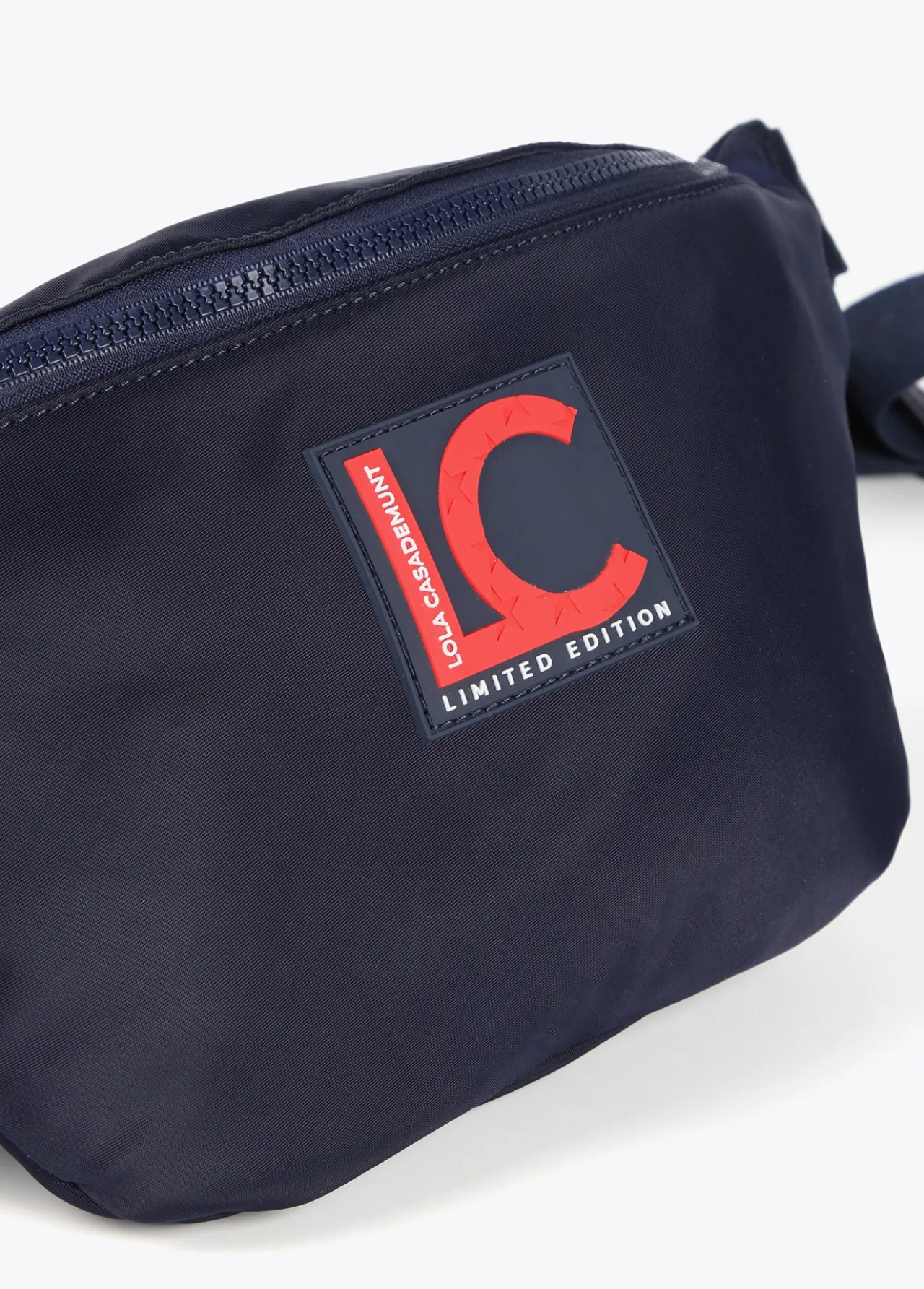 rionera_azul_marino_edicin_limitada__lola_casademunt_3.webp Lola Casademunt Mochilas Y Riñoneras | Bolsos Pequeños<Riñonera azul marino edición limitada - Lola Casademunt NAVY