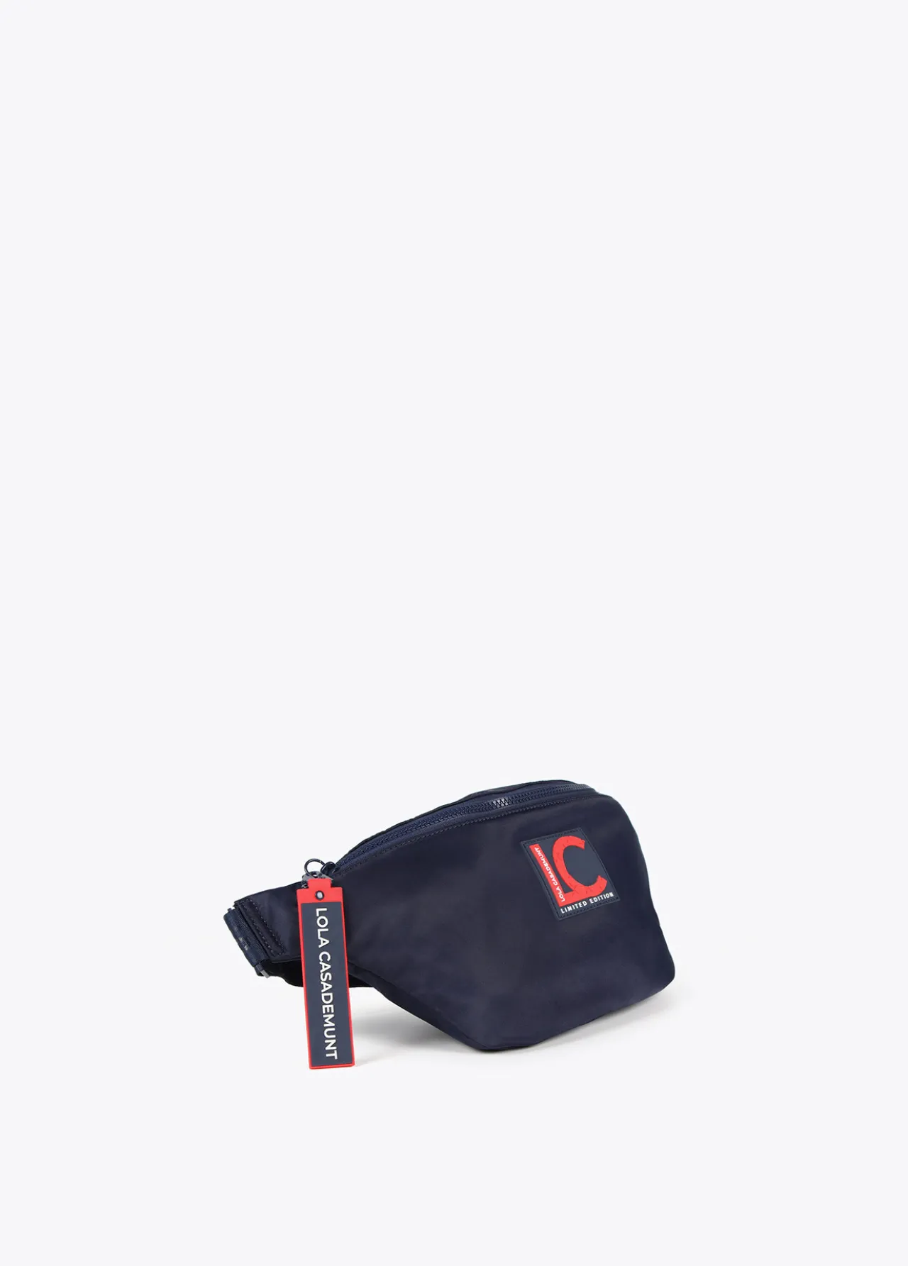 rionera_azul_marino_edicin_limitada__lola_casademunt_4.webp Lola Casademunt Mochilas Y Riñoneras | Bolsos Pequeños<Riñonera azul marino edición limitada - Lola Casademunt NAVY