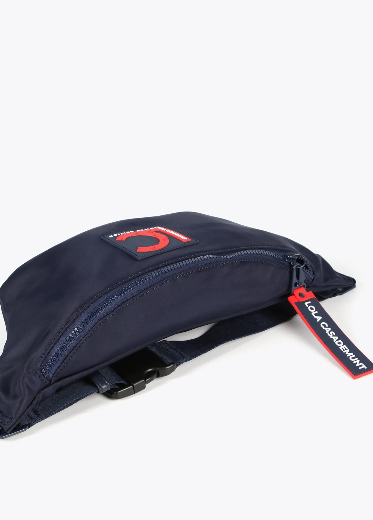 rionera_azul_marino_edicin_limitada__lola_casademunt_5.webp Lola Casademunt Mochilas Y Riñoneras | Bolsos Pequeños<Riñonera azul marino edición limitada - Lola Casademunt NAVY
