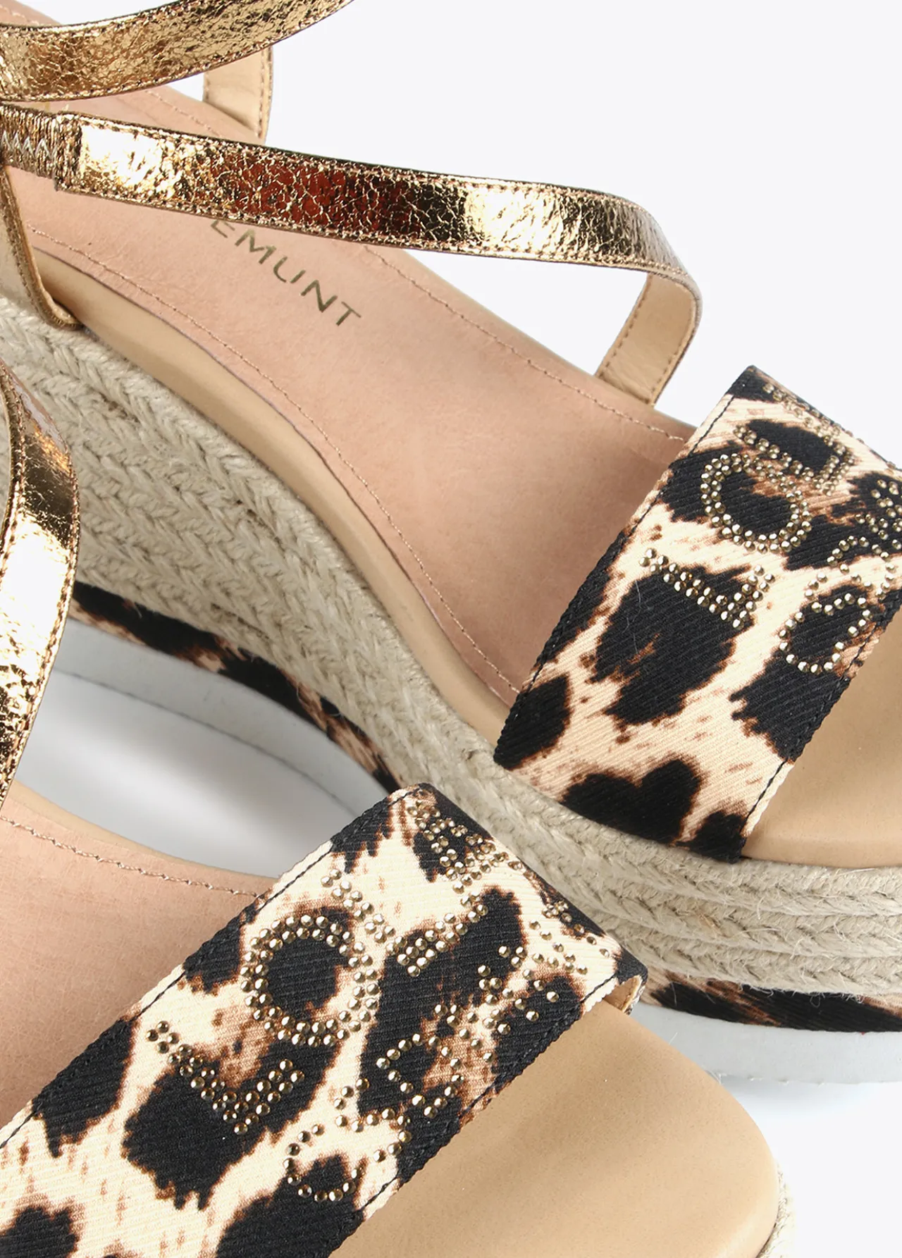 sandalia_cua_animal_print_2.webp Lola Casademunt Calzado<Sandalia cuña animal print CRUDO-NEGRO