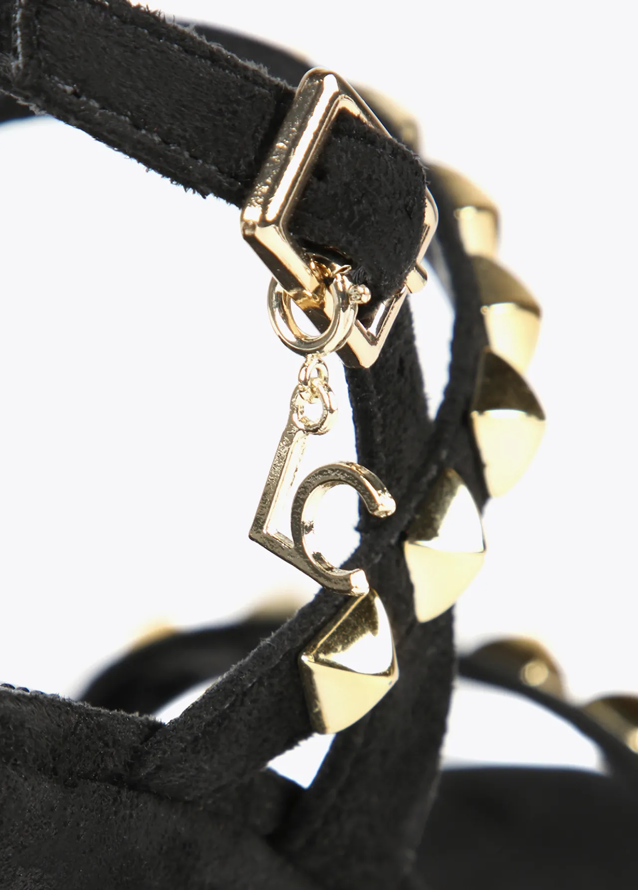 sandalia_de_cua_negra_y_tachas_3.webp Lola Casademunt Calzado<Sandalia de cuña negra y tachas NEGRO-CRUDO