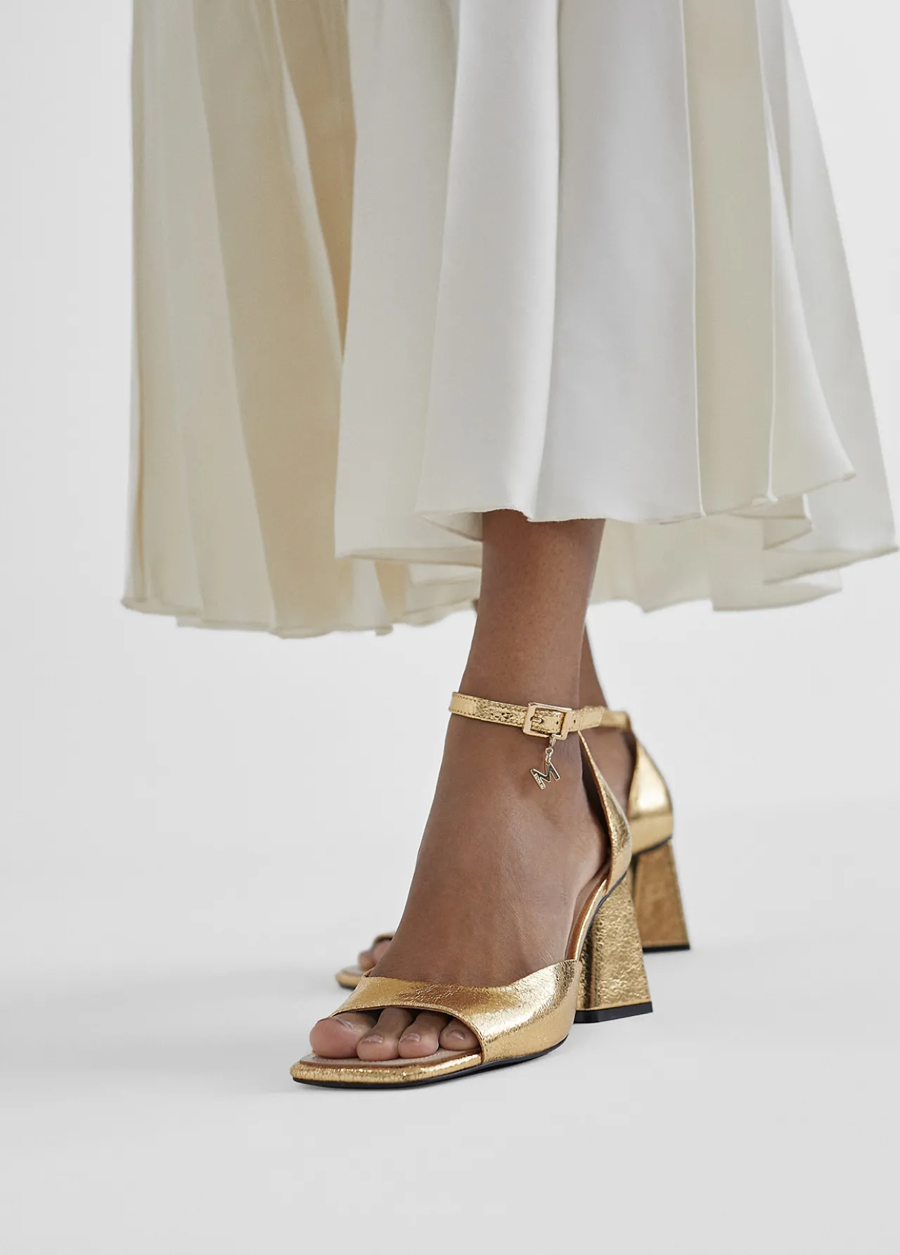 sandalia_de_tacn_5.webp Lola Casademunt Calzado<Sandalia de tacón DORADO